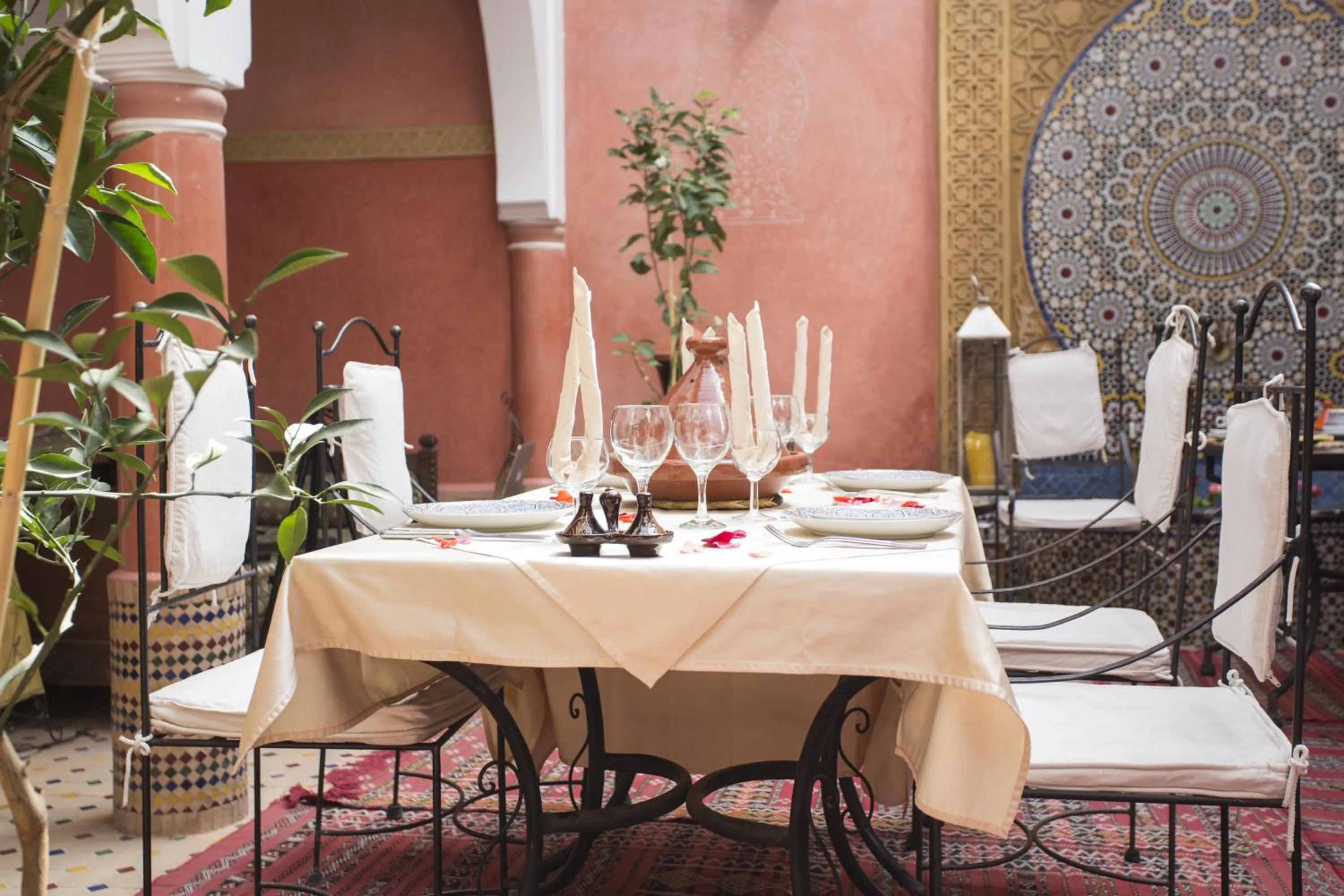 Restaurant/places to eat in Riad Losra