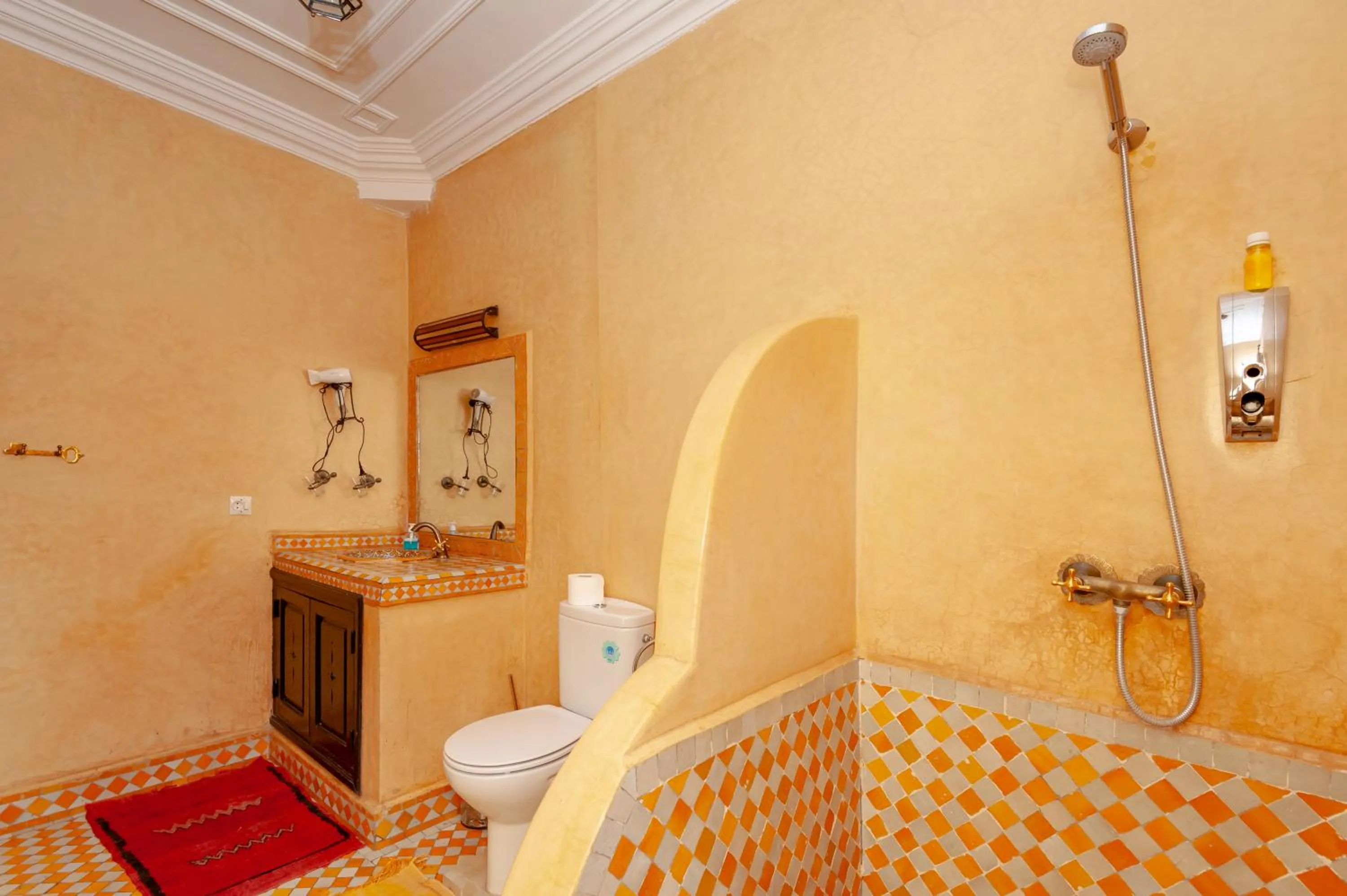 Shower in Riad Losra