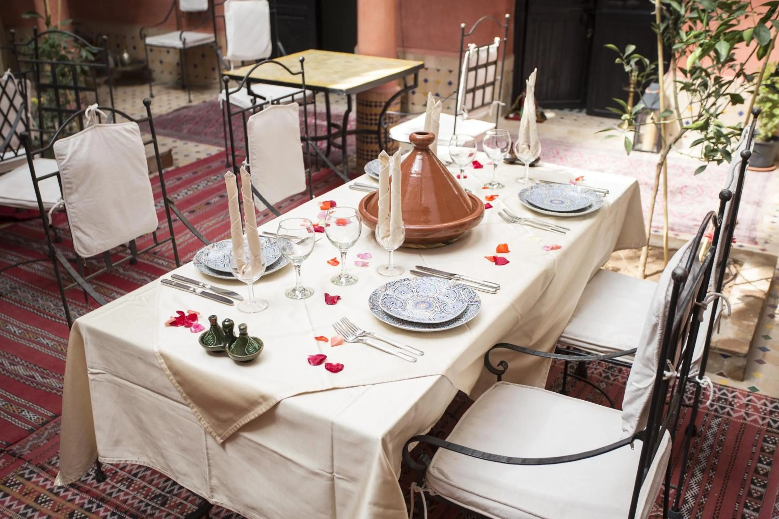 Restaurant/places to eat in Riad Losra