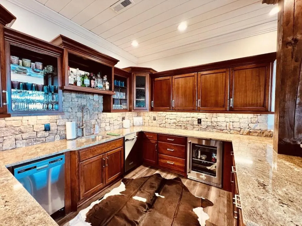 5500 sf cabin 6 king 2 queen beds heated pool spa game room mountain views