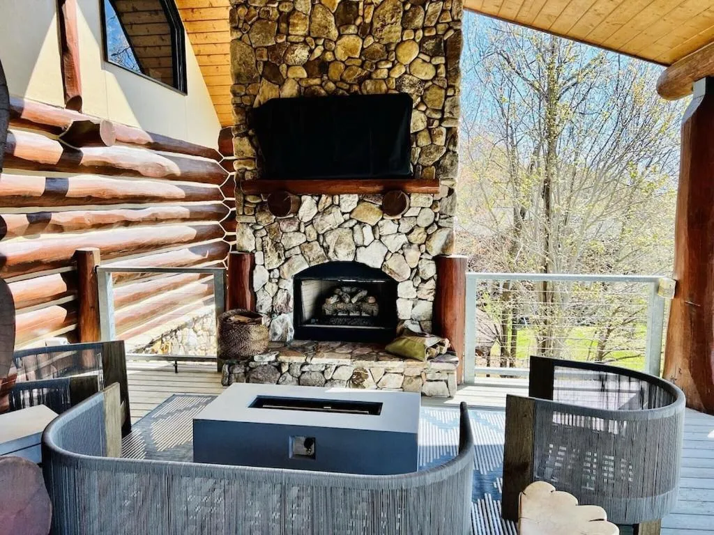 5500 sf cabin 6 king 2 queen beds heated pool spa game room mountain views