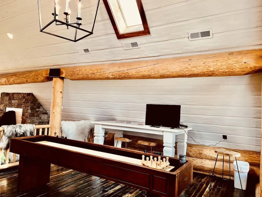 5500 sf cabin 6 king 2 queen beds heated pool spa game room mountain views