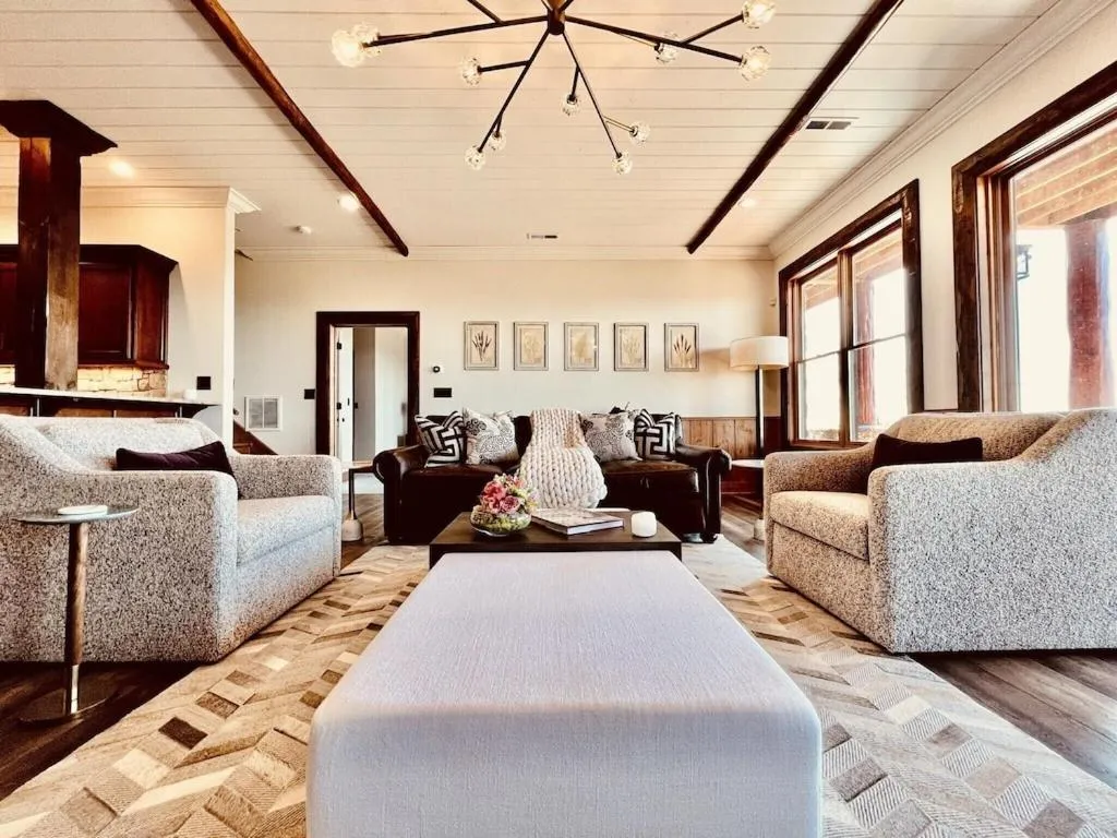 5500 sf cabin 6 king 2 queen beds heated pool spa game room mountain views