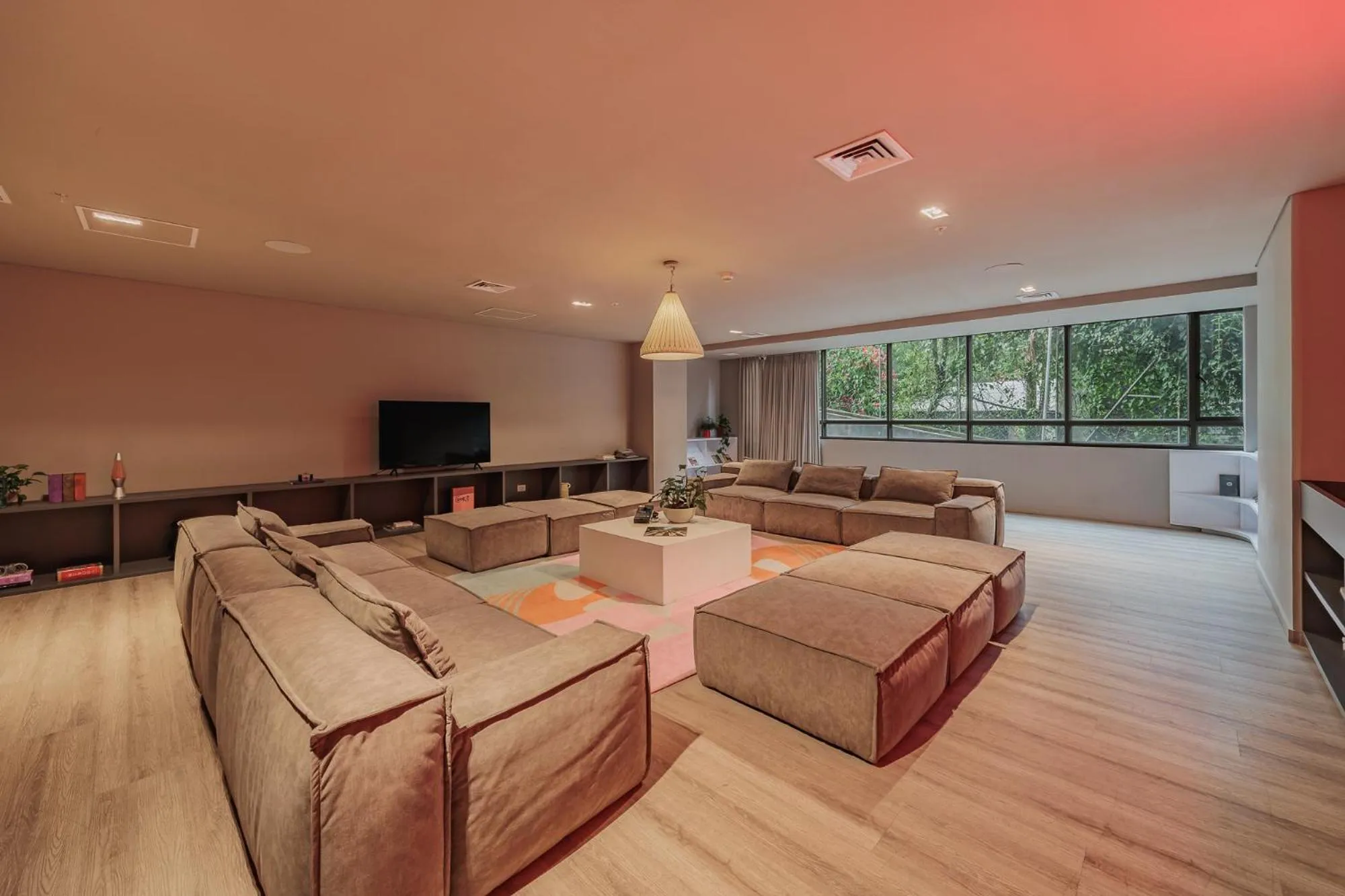 Communal lounge/ TV room in Versus Hotel