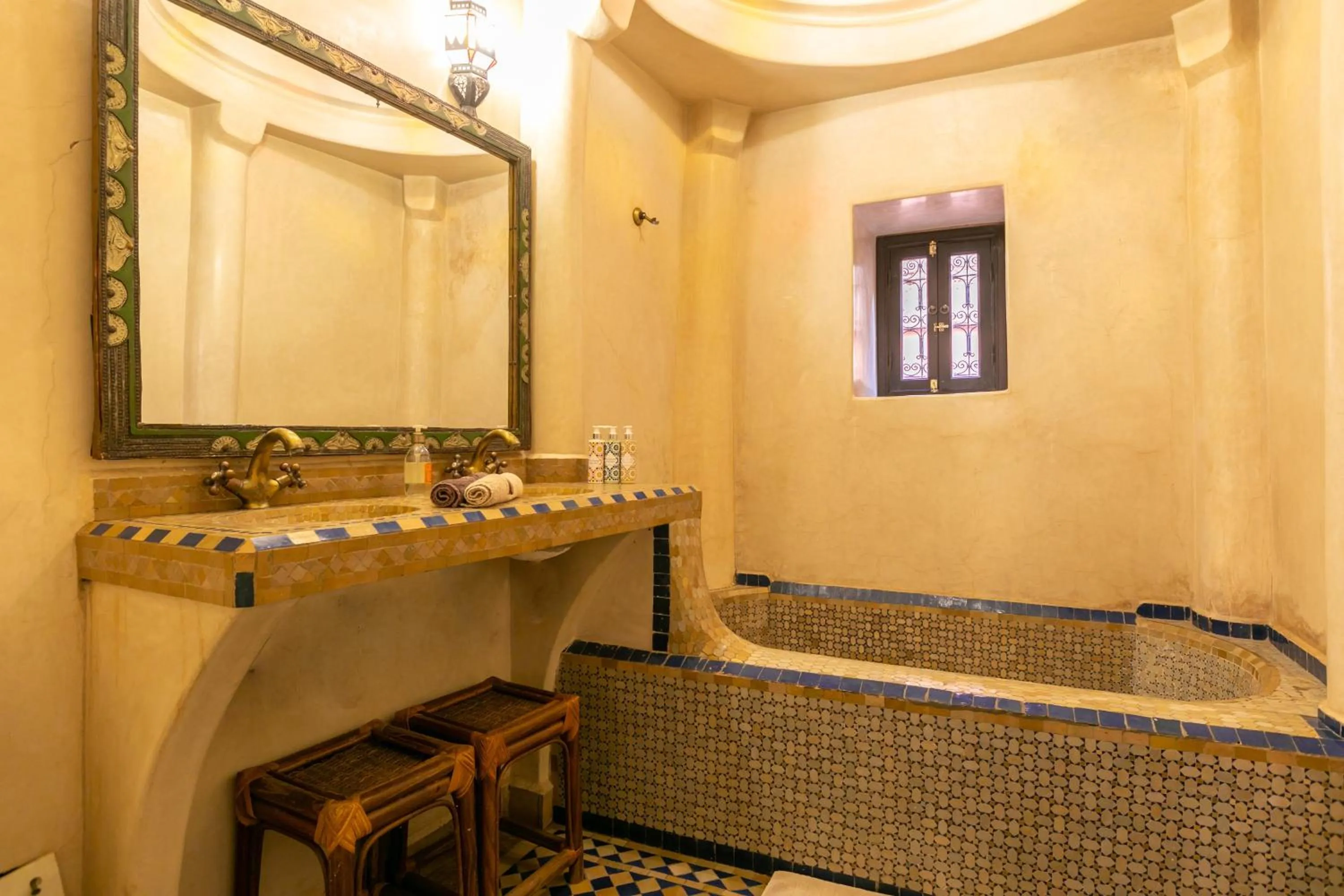 Bath in Riad Les Trois Palmiers El Bacha