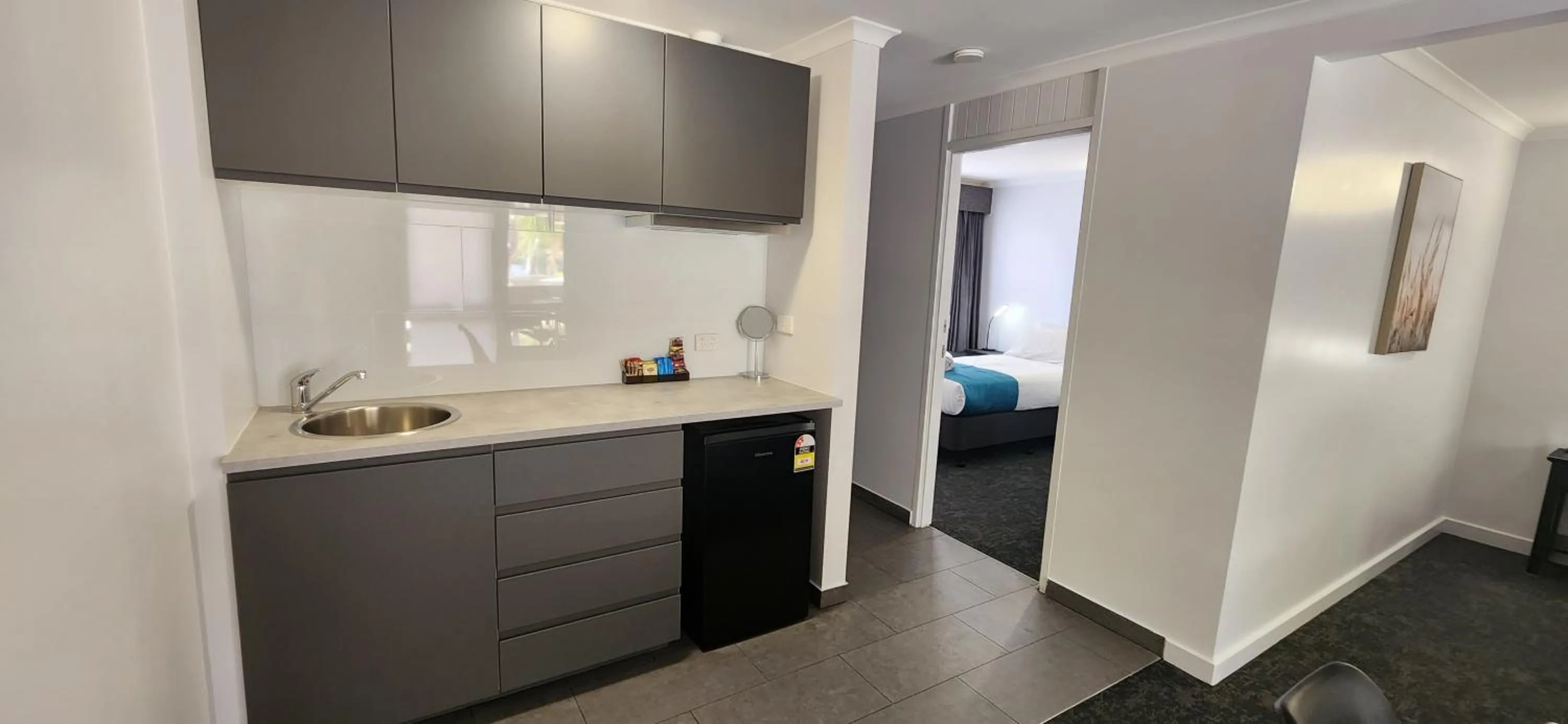 Kitchen or kitchenette, Bed in Barham Bridge Motor Inn