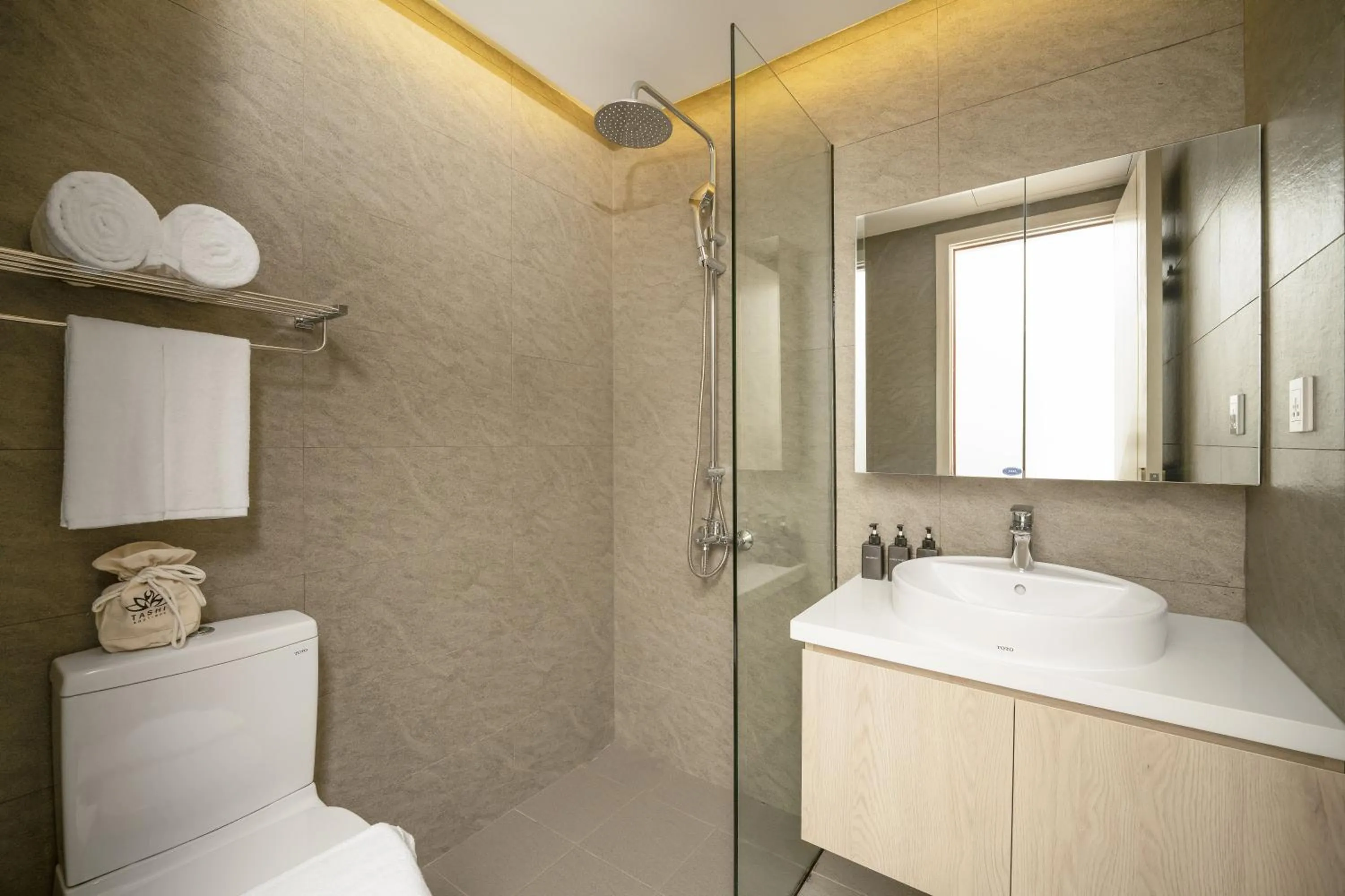 Shower in Tashi Ocean Garden & Apartment Da Nang - My Khe Beach