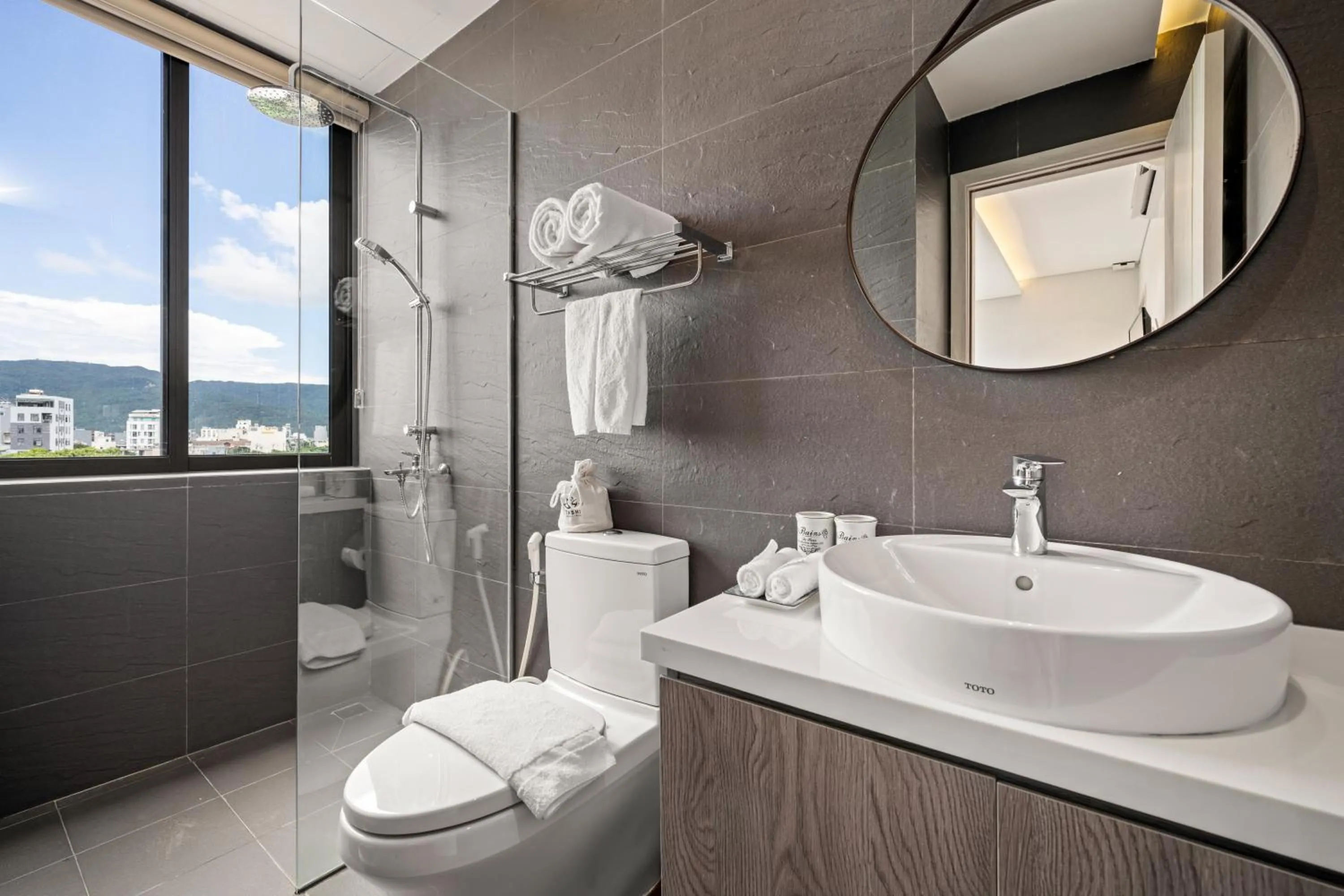 Shower in Tashi Ocean Garden & Apartment Da Nang - My Khe Beach