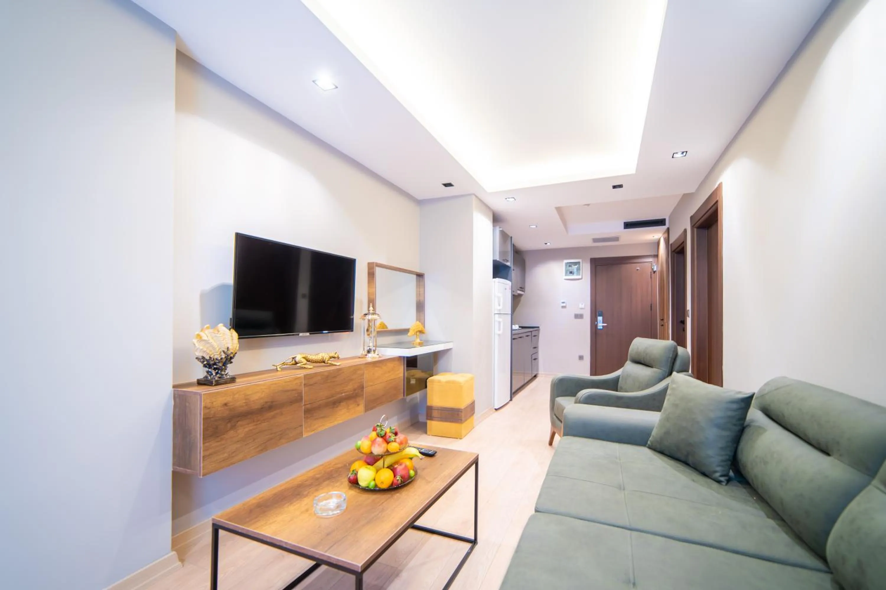 Communal lounge/ TV room in Garden Room Suit Hotel