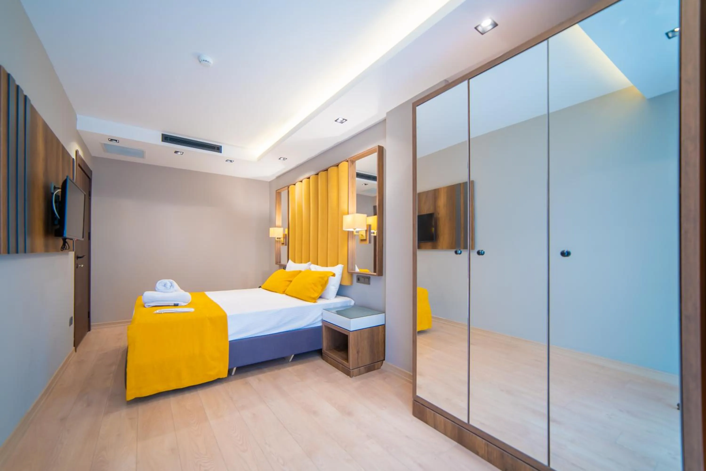 Bed in Garden Room Suit Hotel