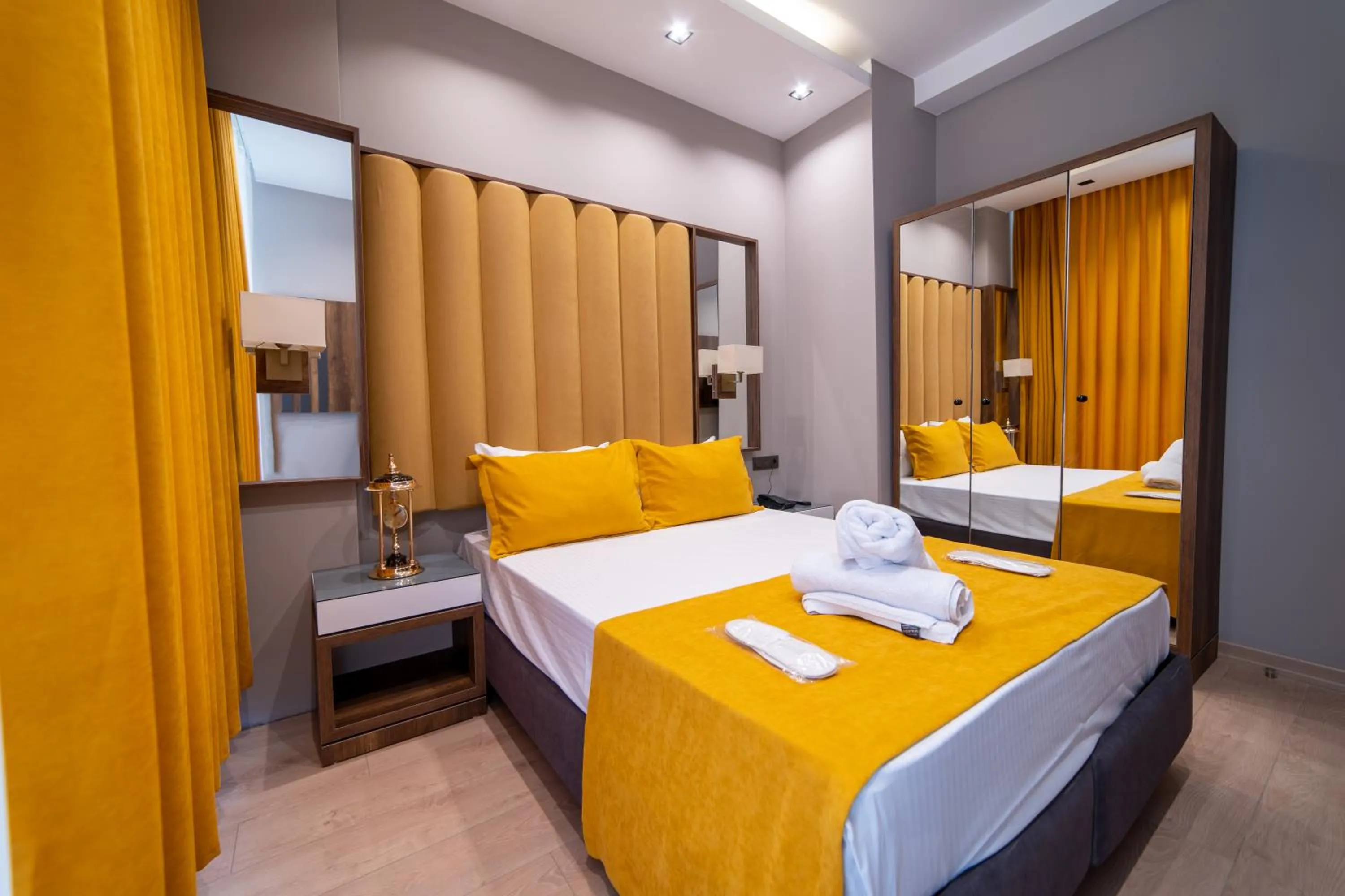 Bed in Garden Room Suit Hotel