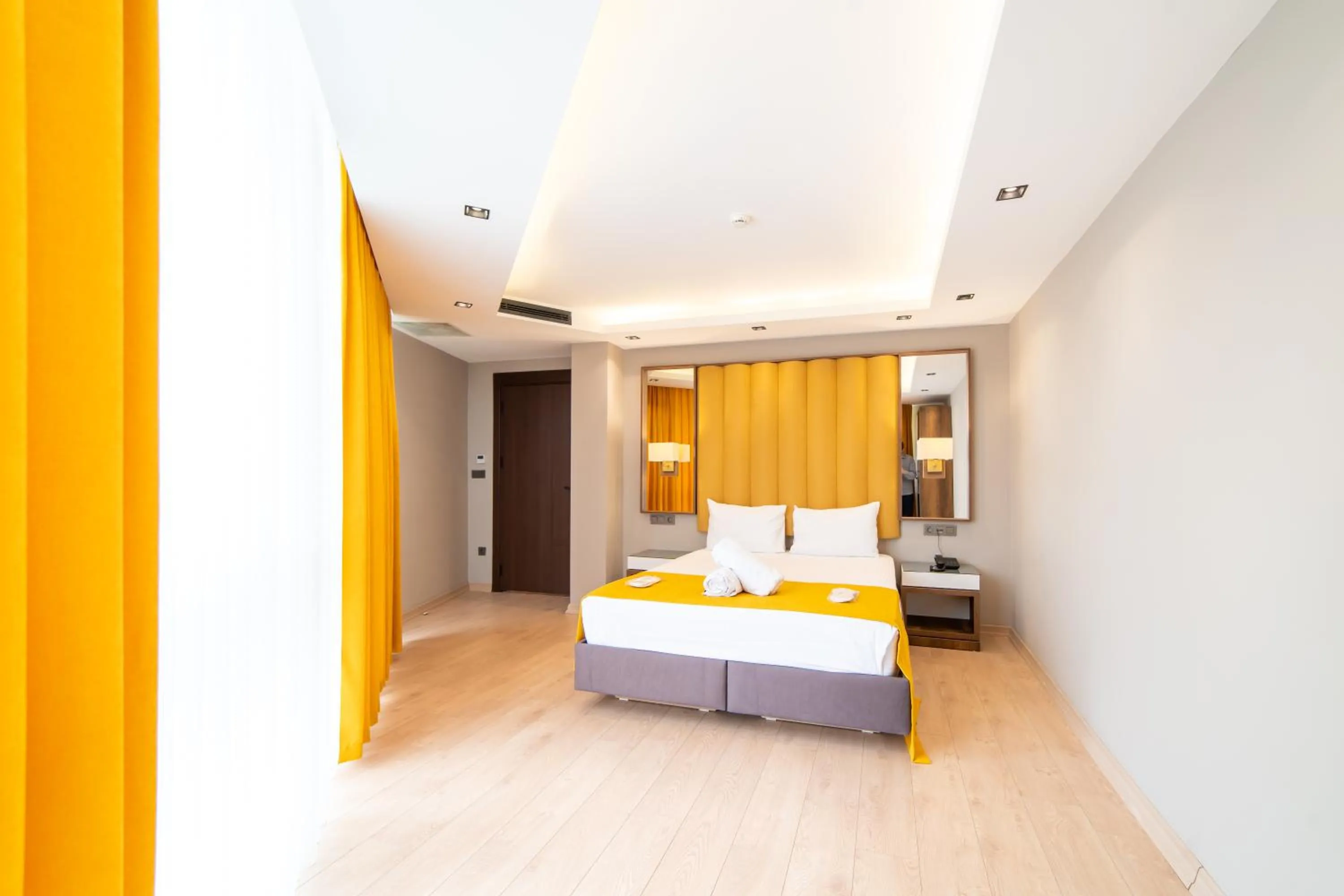 Bed in Garden Room Suit Hotel