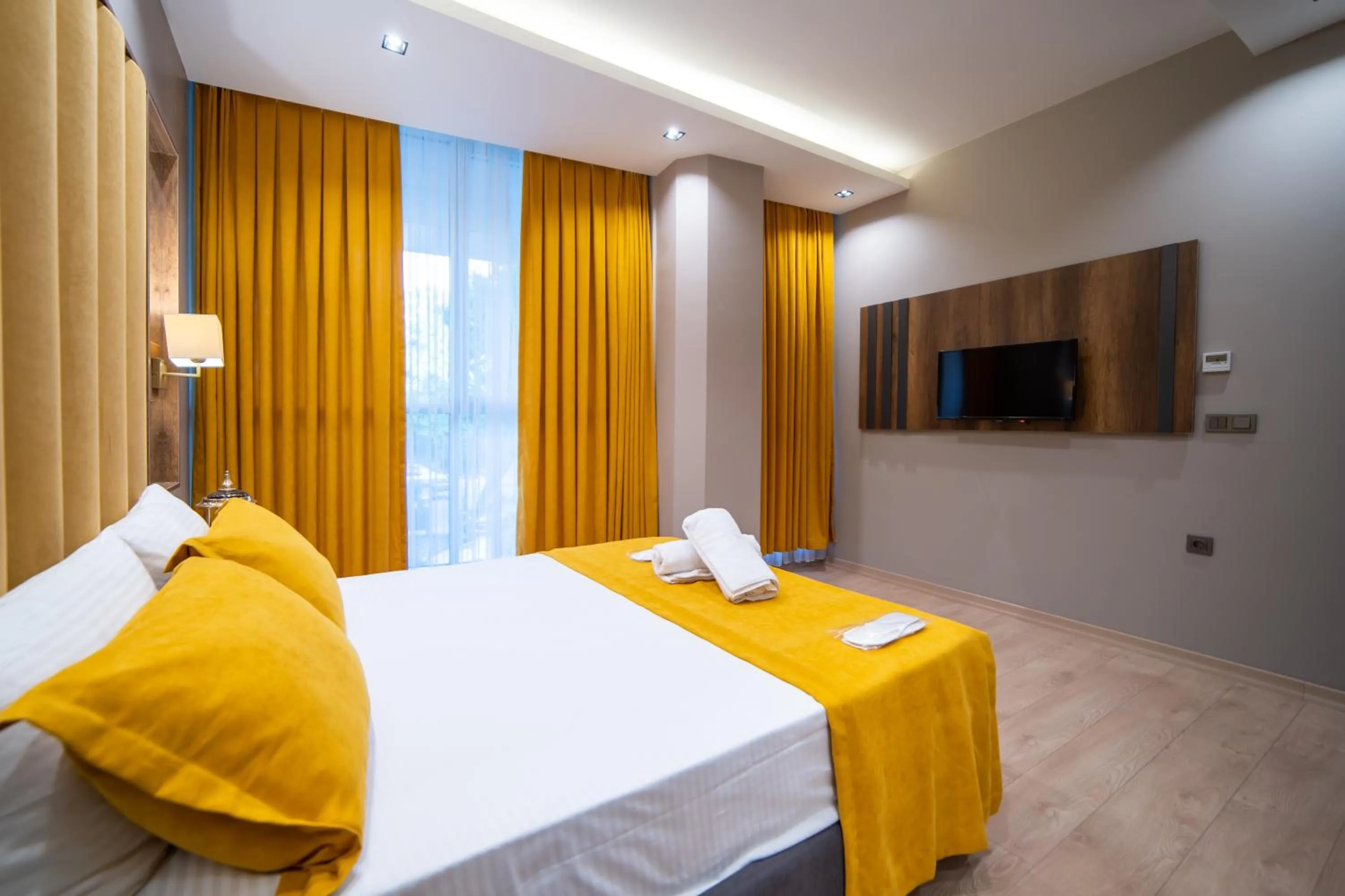 Bed in Garden Room Suit Hotel