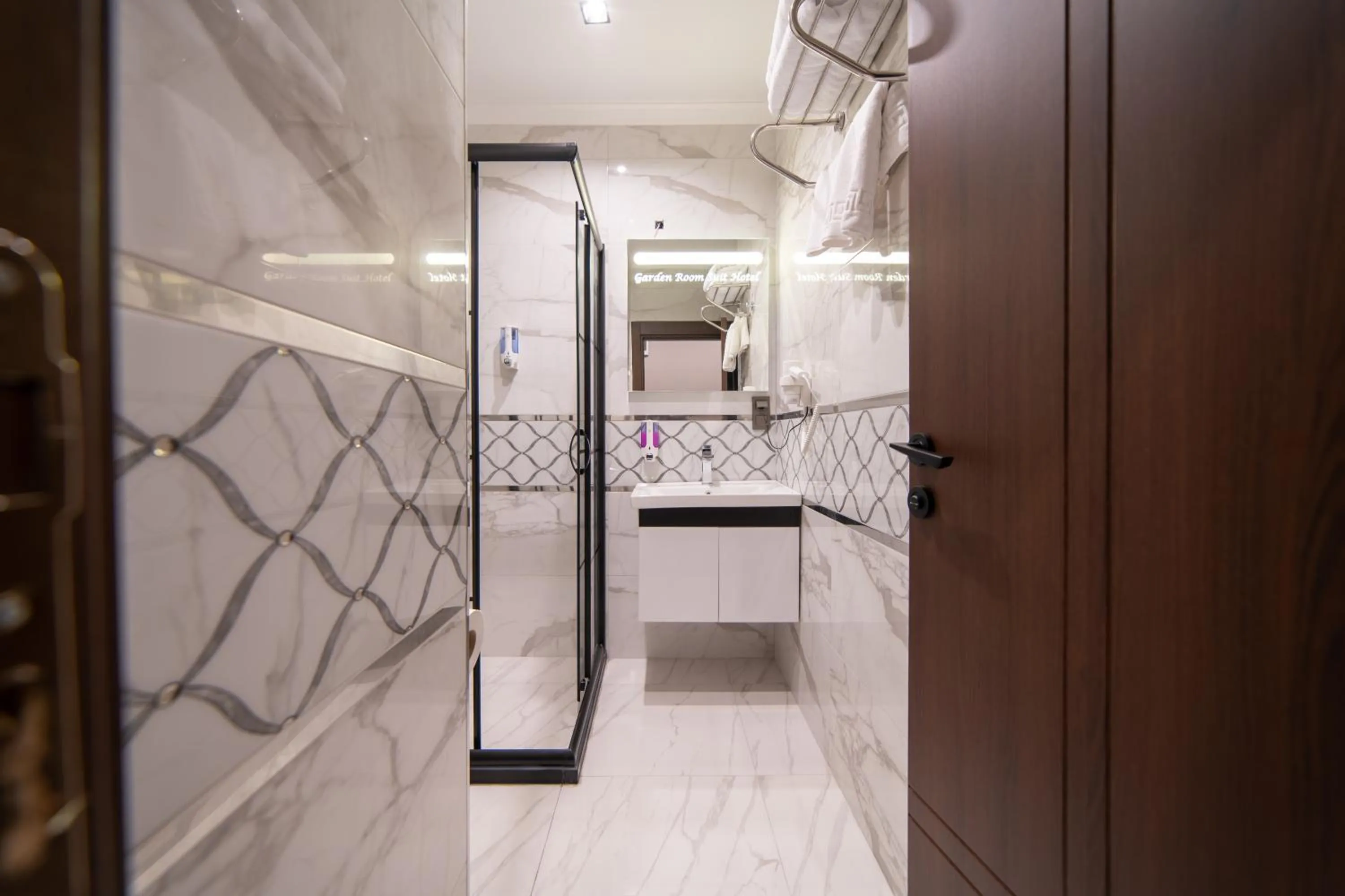 Shower in Garden Room Suit Hotel