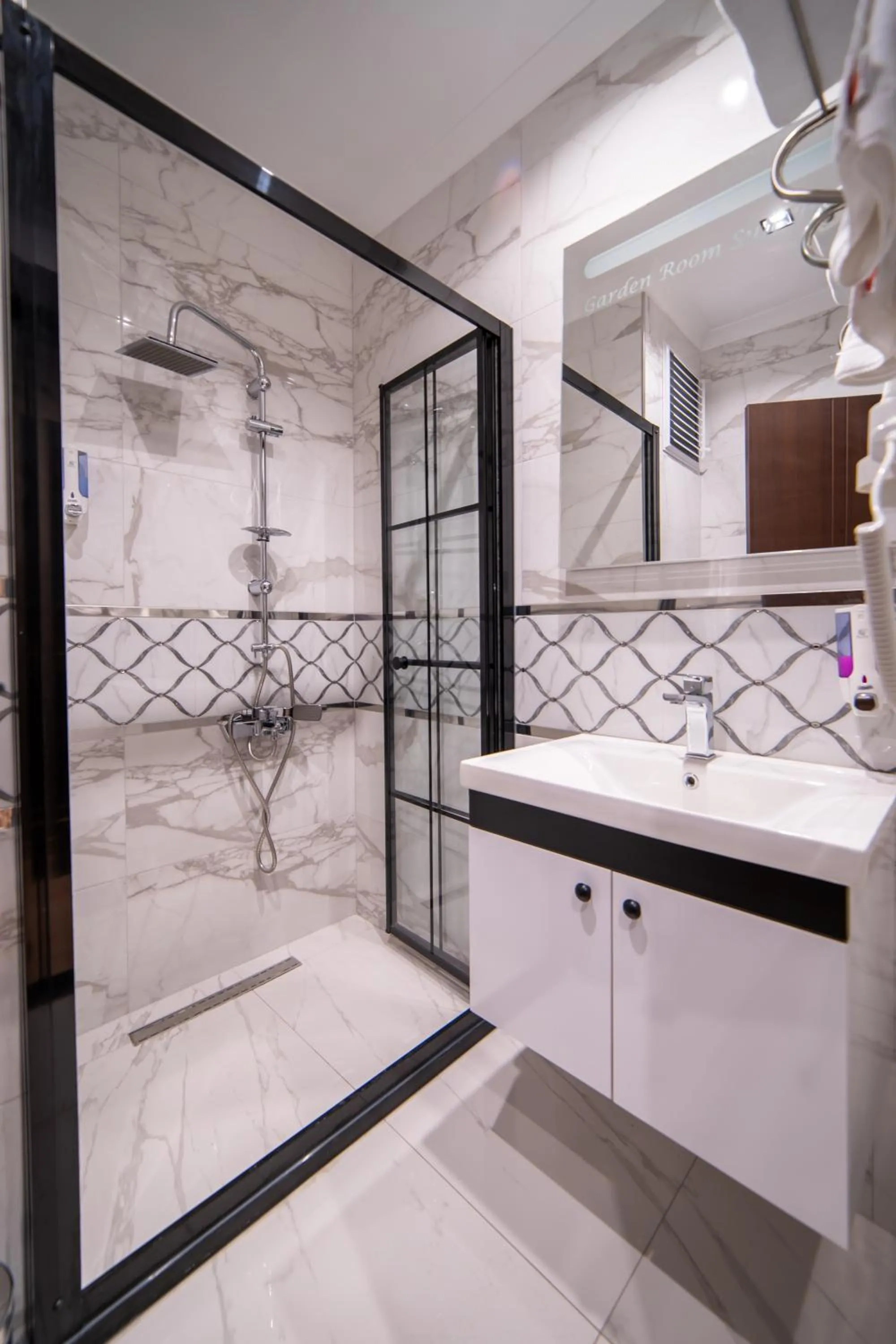 Shower in Garden Room Suit Hotel