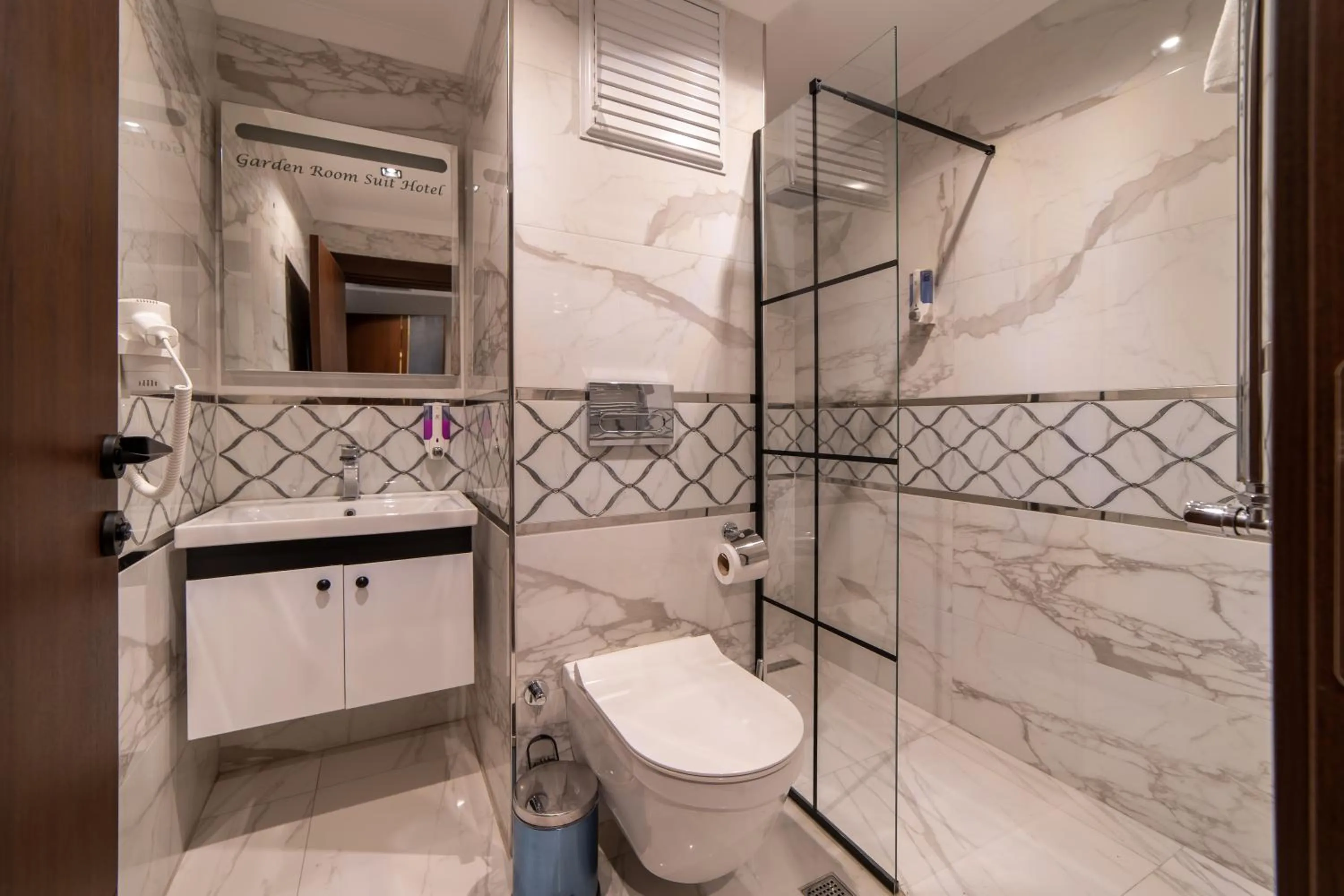 Shower in Garden Room Suit Hotel