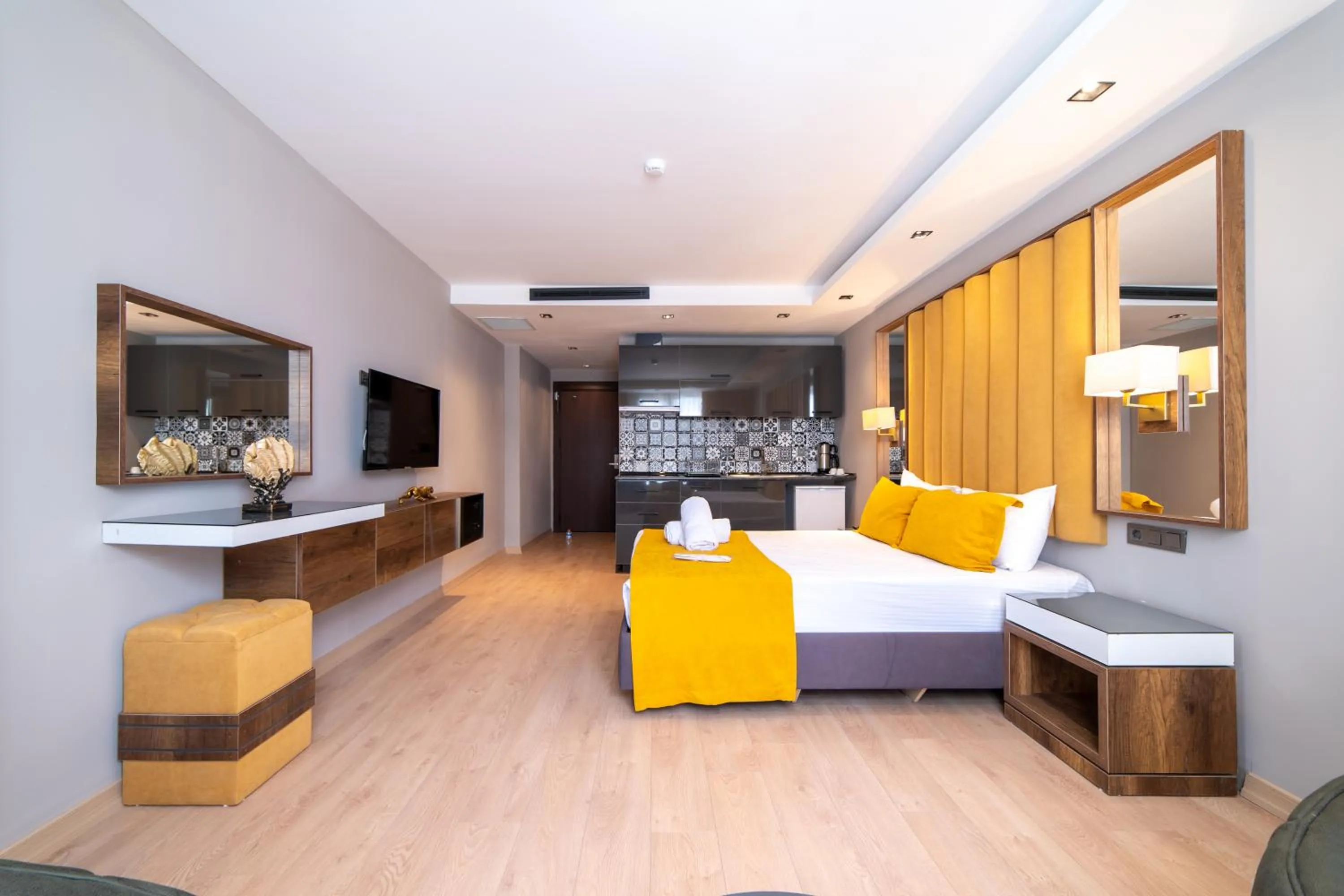 Bed in Garden Room Suit Hotel