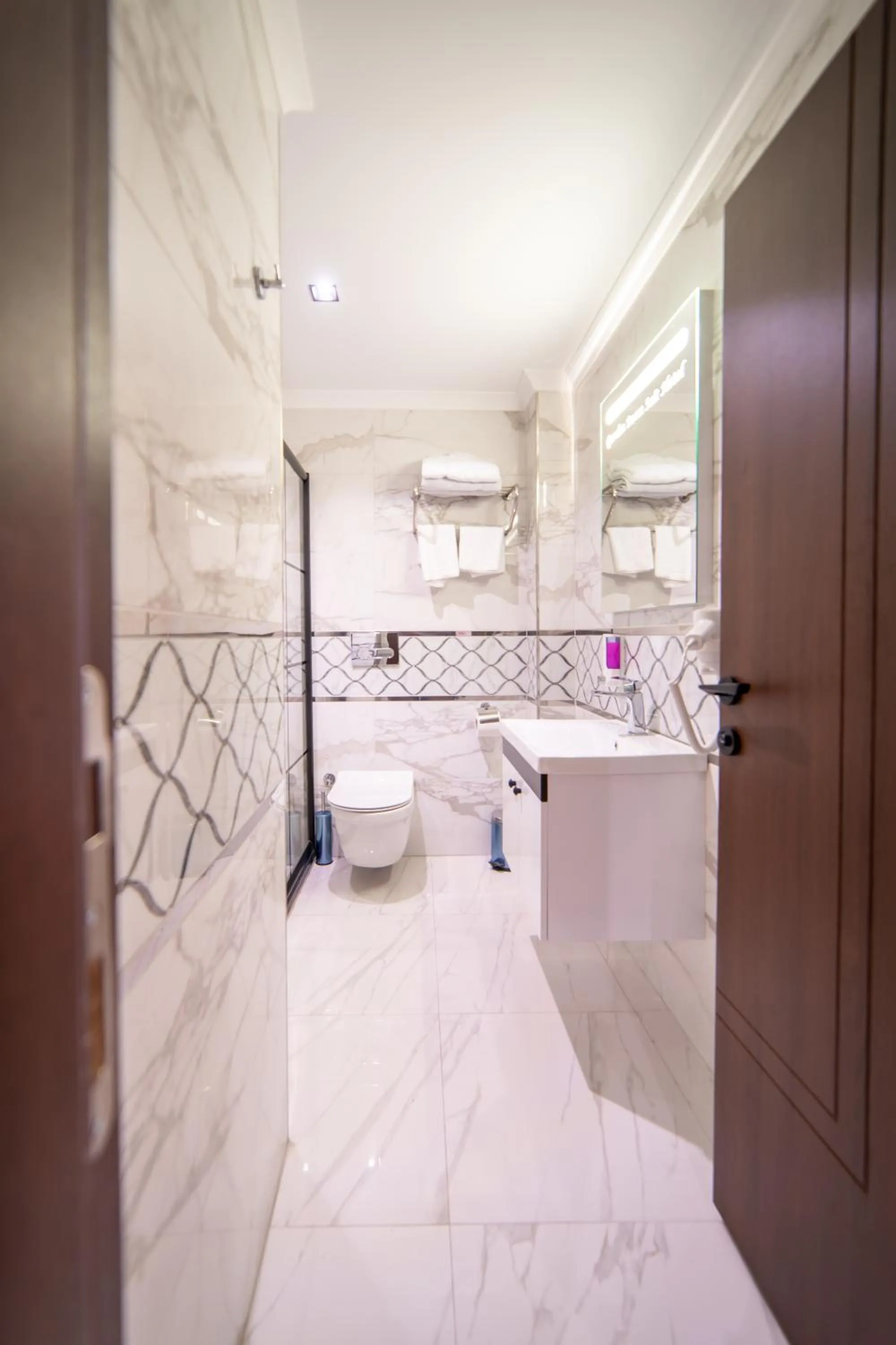 Shower in Garden Room Suit Hotel