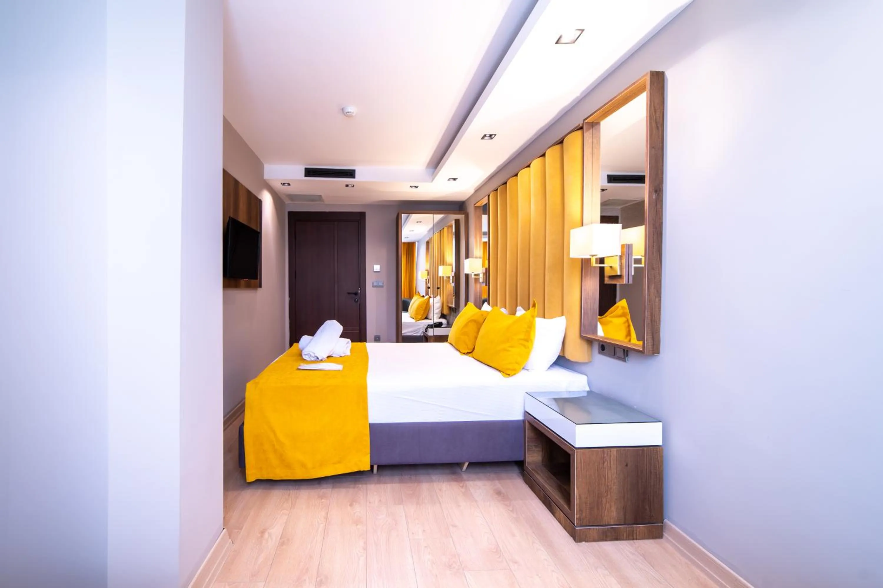 Bed in Garden Room Suit Hotel