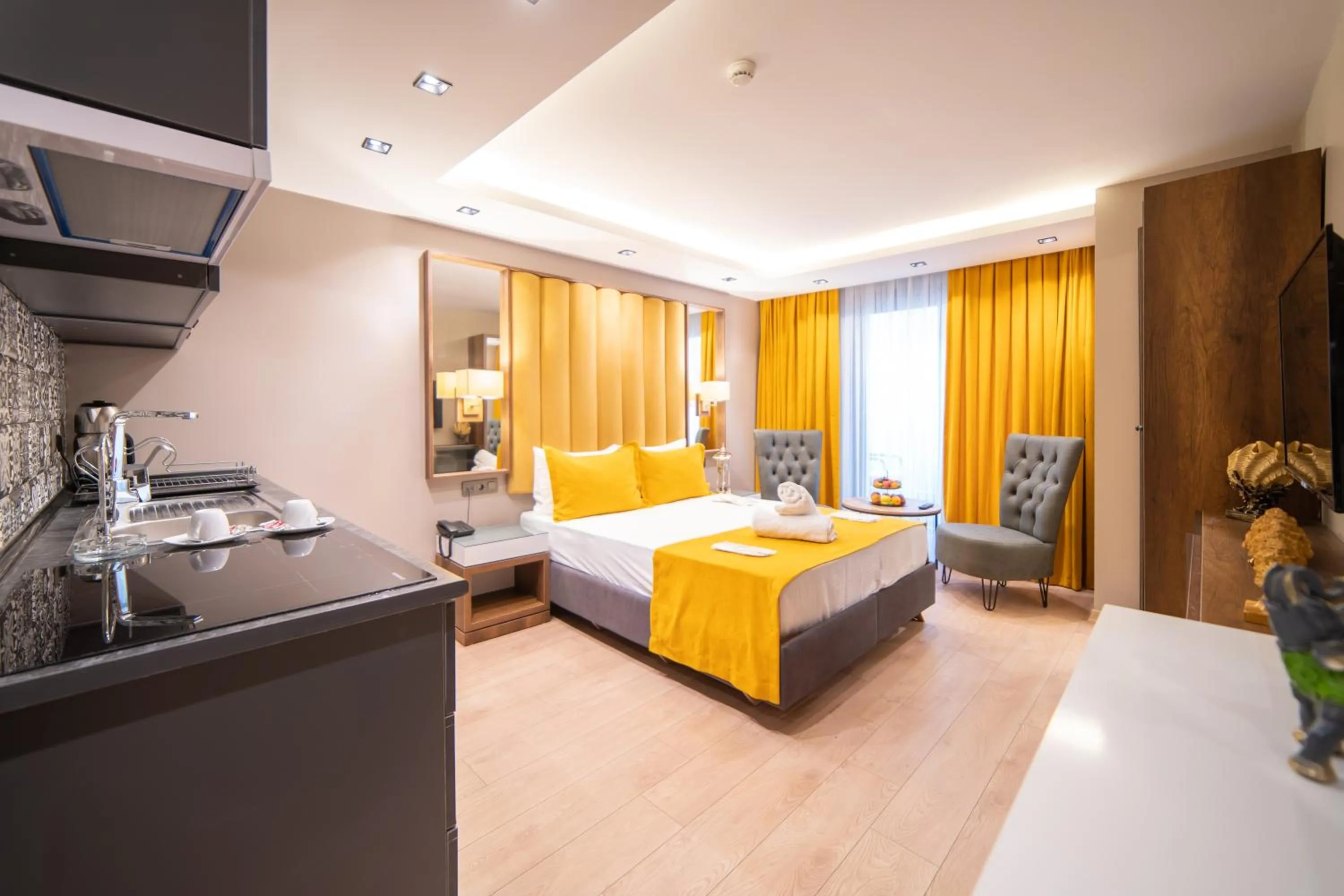 Kitchen or kitchenette, Bed in Garden Room Suit Hotel