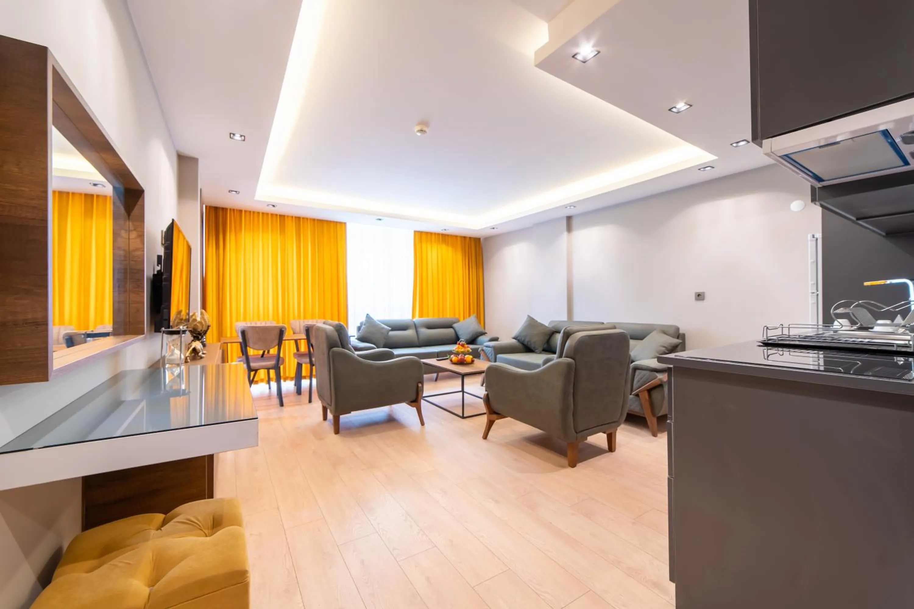 TV and multimedia in Garden Room Suit Hotel