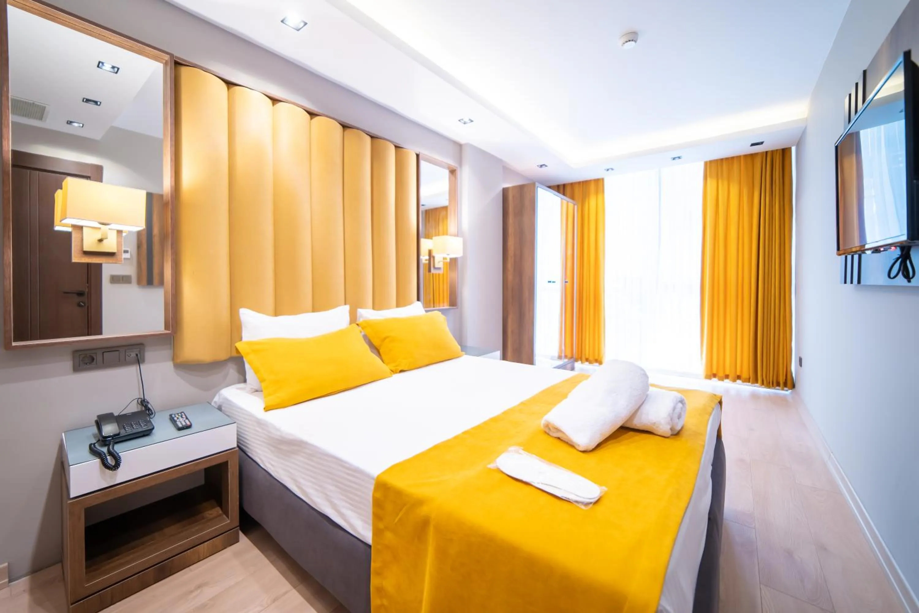 Bed in Garden Room Suit Hotel