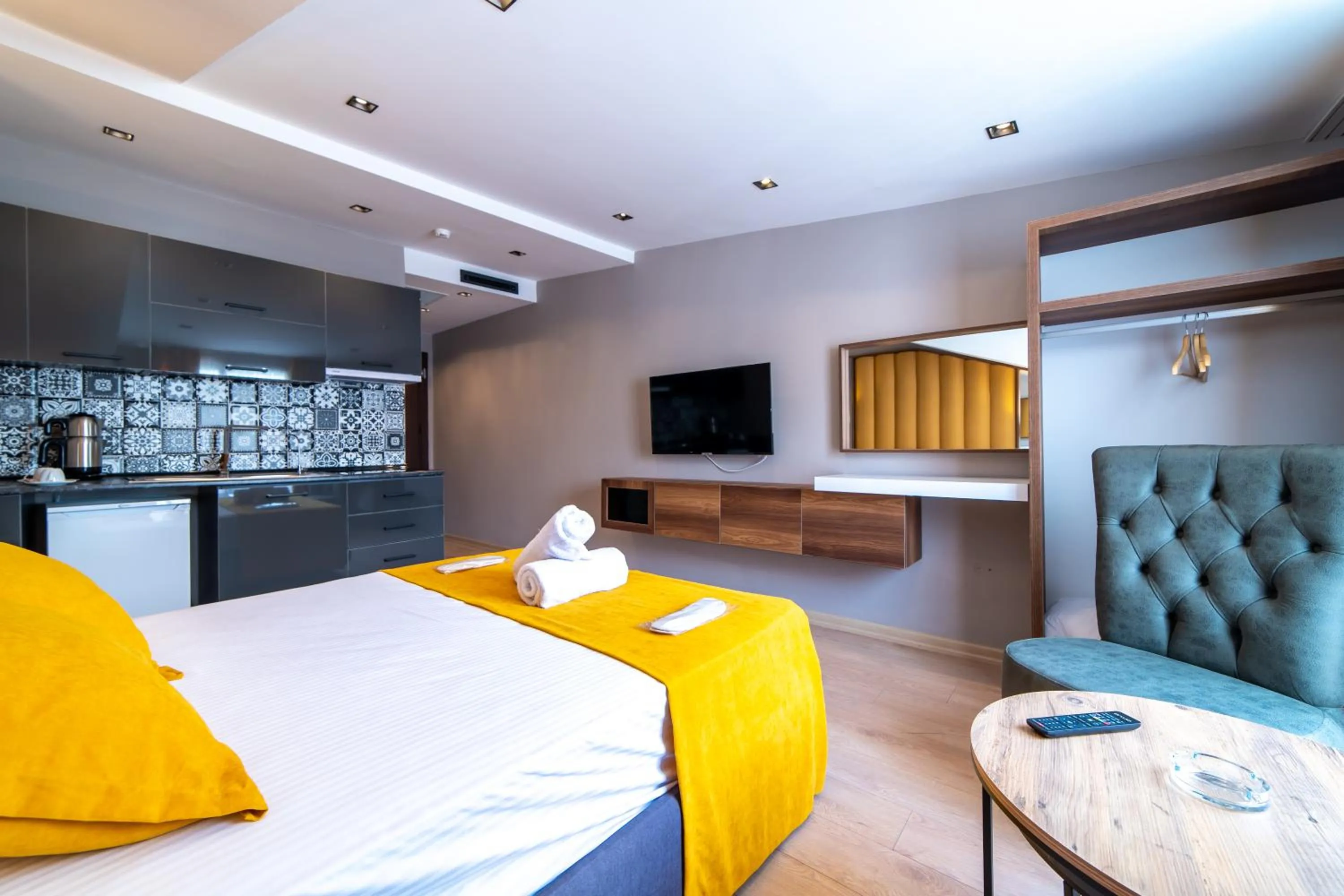 Bed in Garden Room Suit Hotel