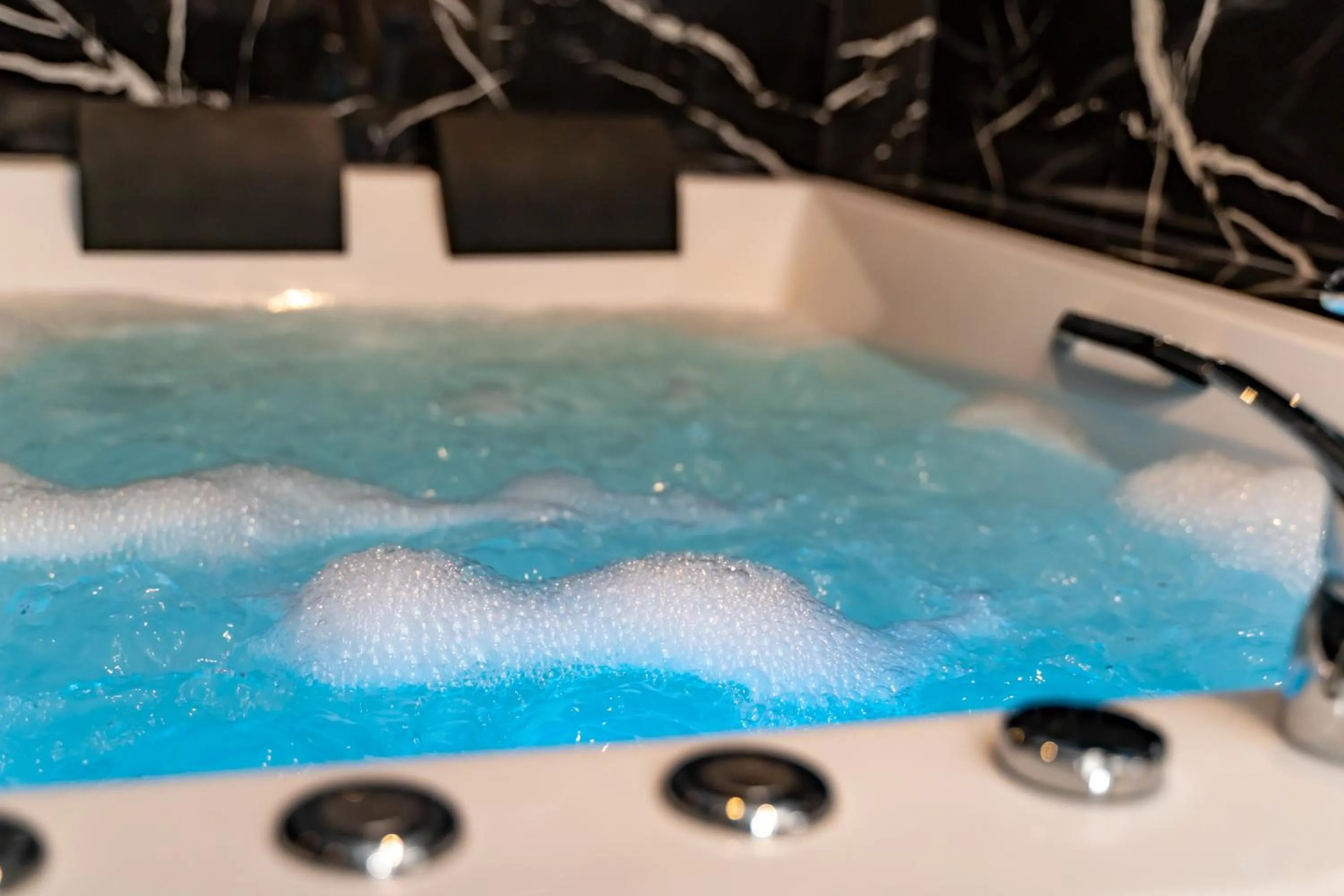 Hot Tub in Garden Room Suit Hotel