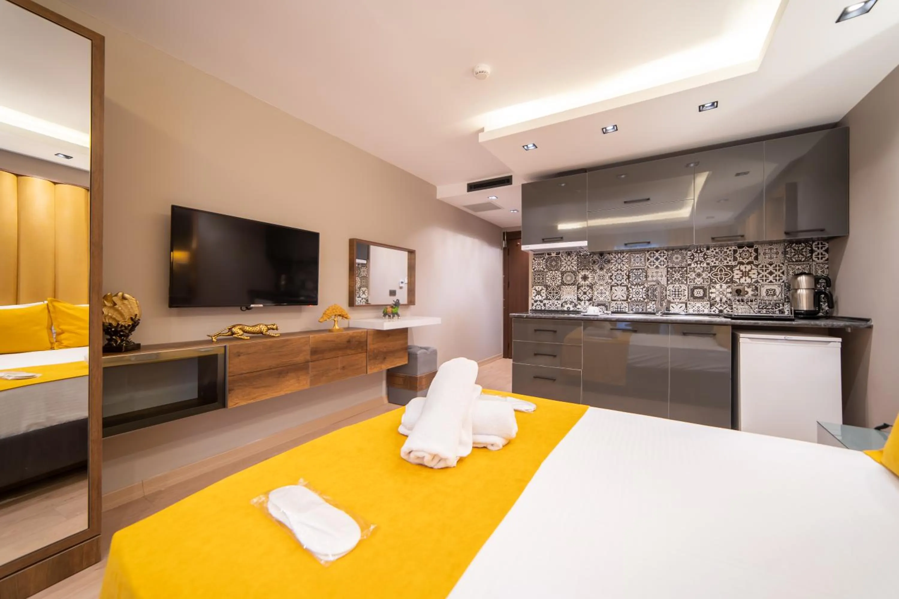 Bed in Garden Room Suit Hotel