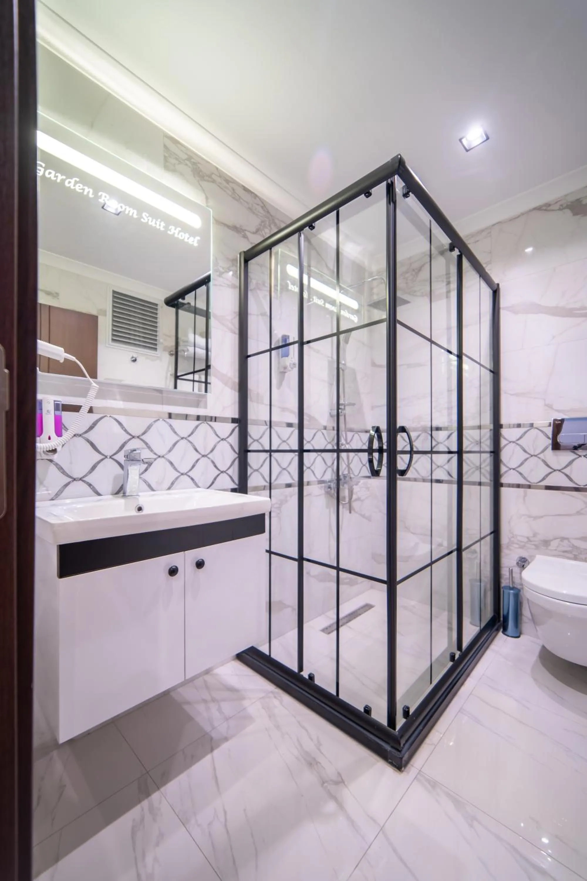 Shower in Garden Room Suit Hotel