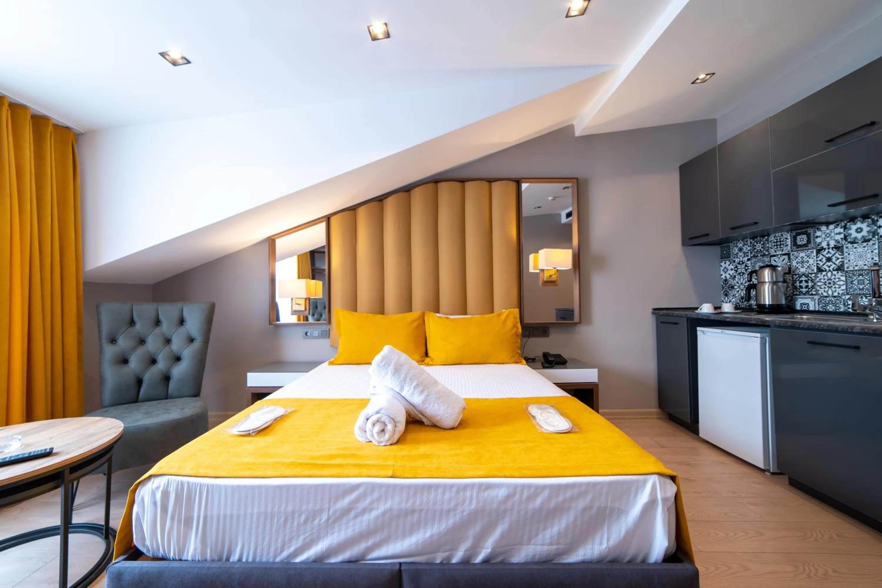 Bed in Garden Room Suit Hotel