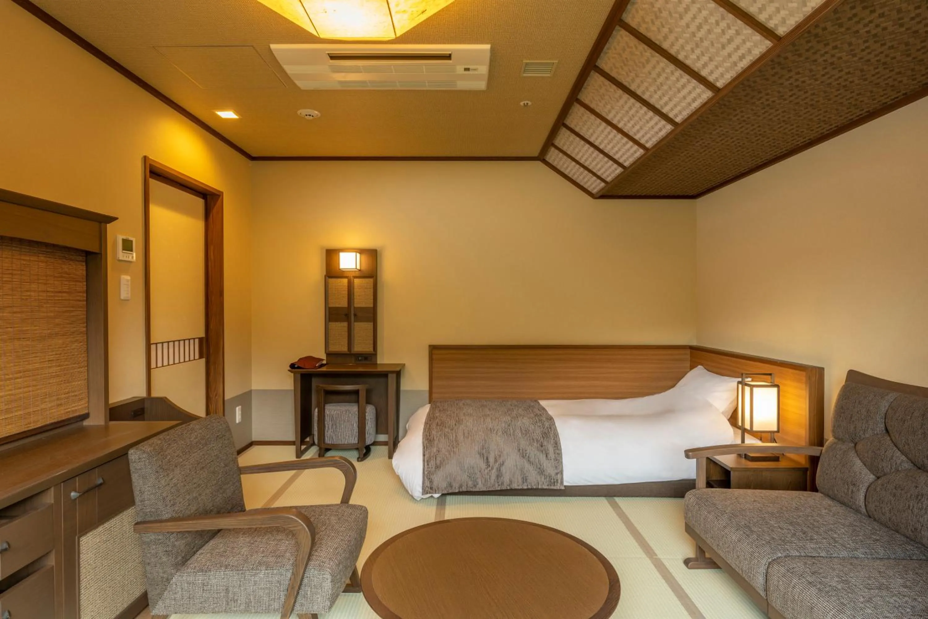 Living room, Bed in Jozankei Onsen Yurakusoan