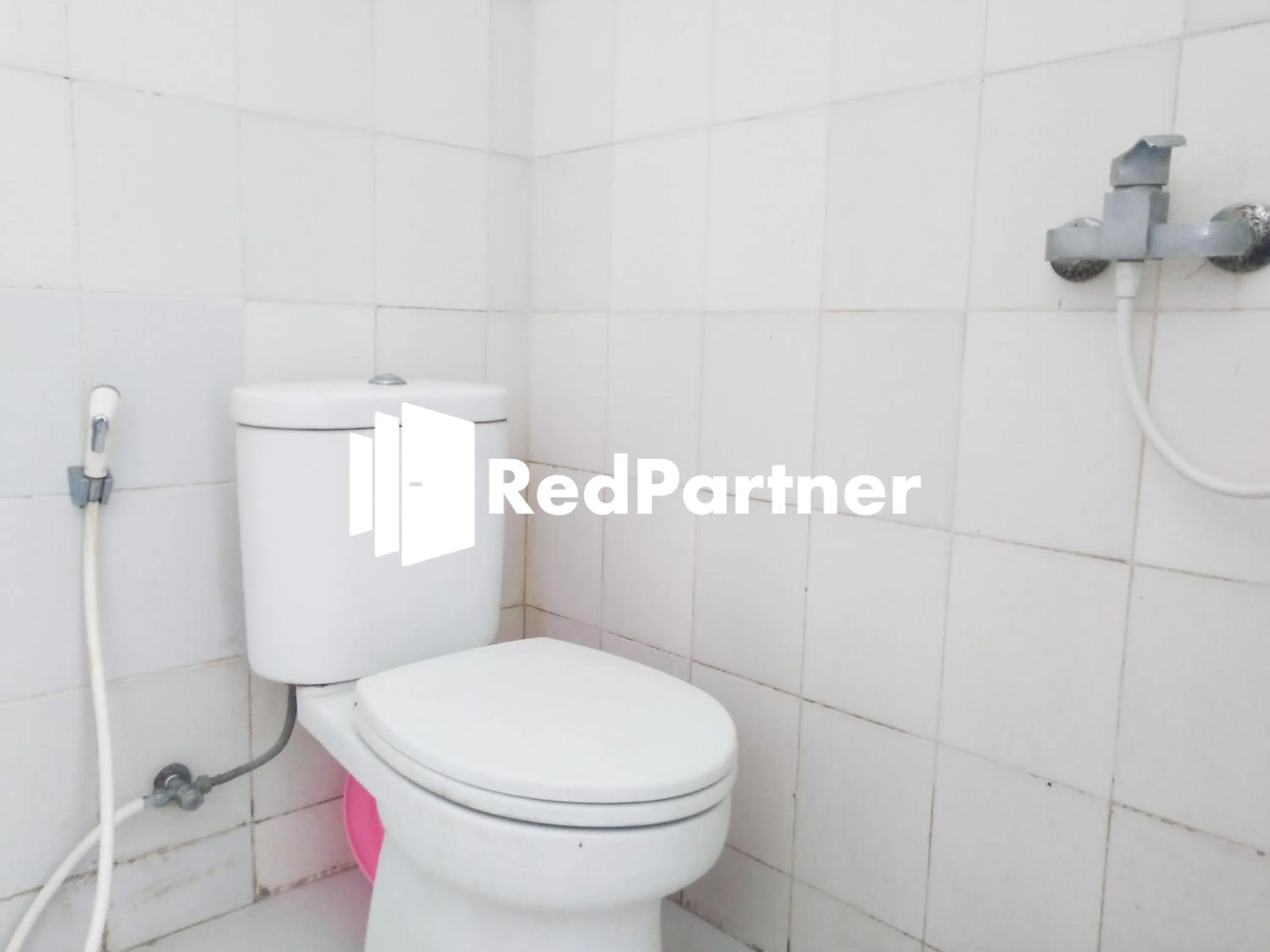 Bathroom in Riyani Residence At Jalan Ahmad Yani Pemalang Mitra RedDoorz