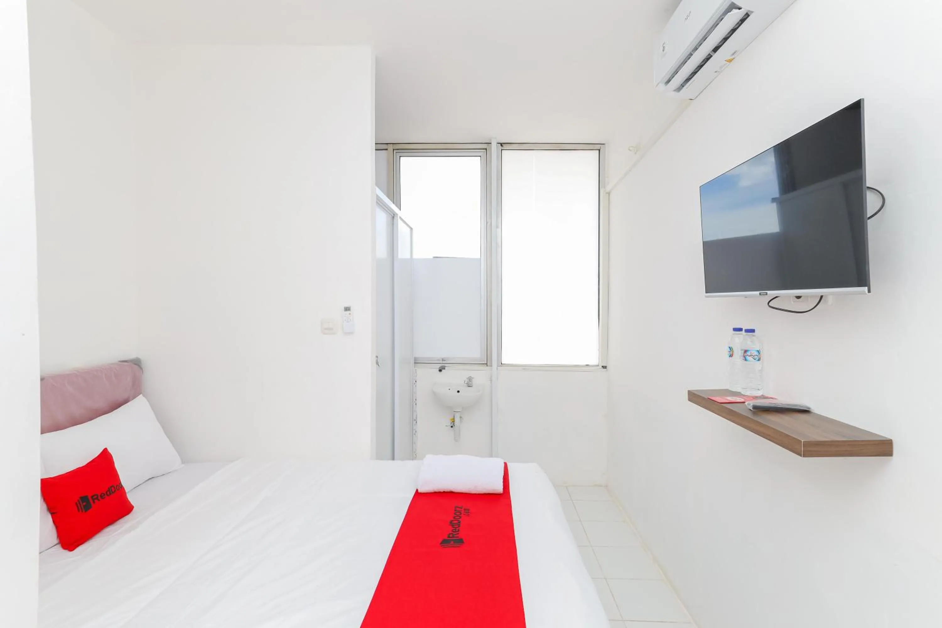 Bedroom, Bed in RedDoorz near Pasar Lama Serang