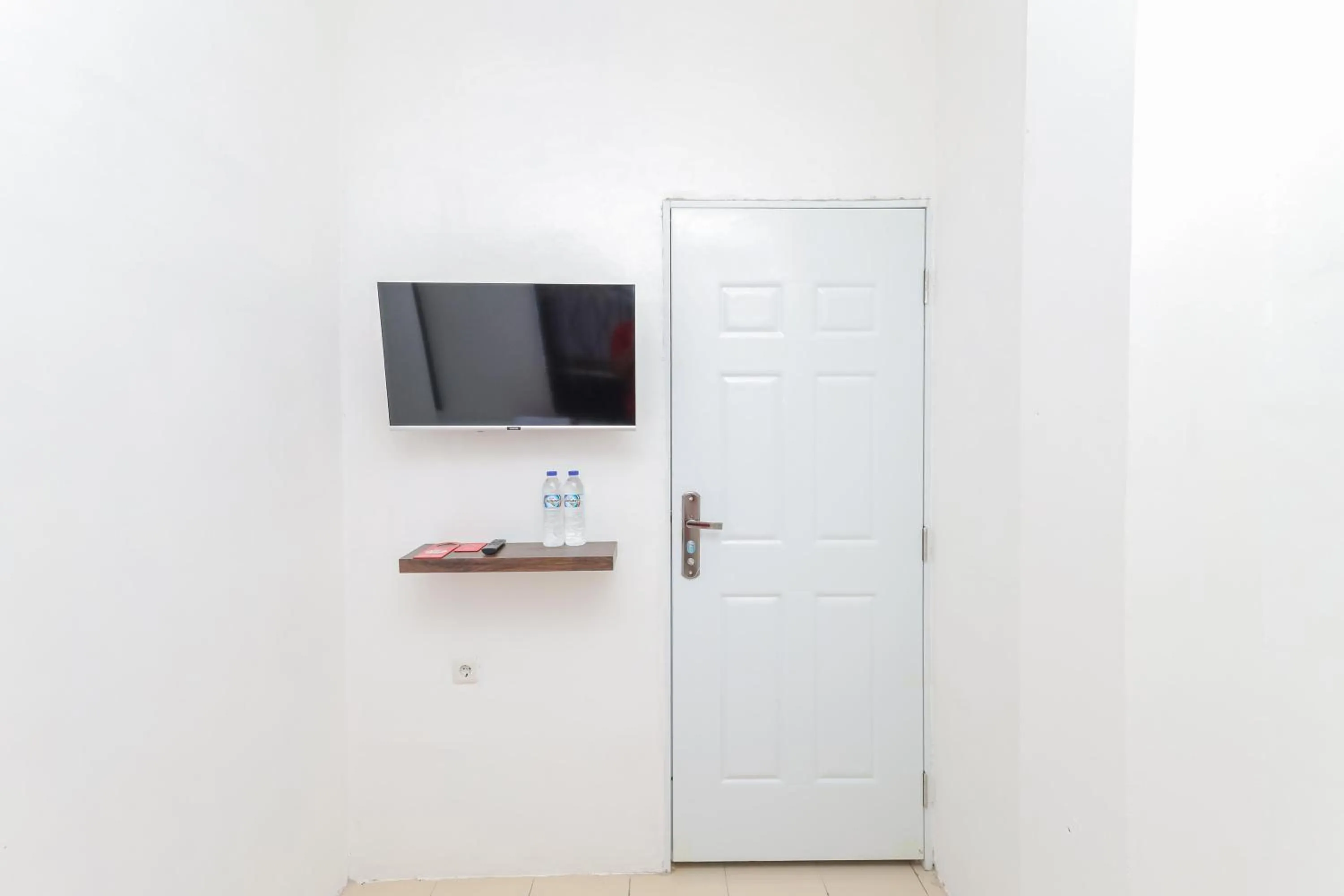 TV and multimedia in RedDoorz near Pasar Lama Serang