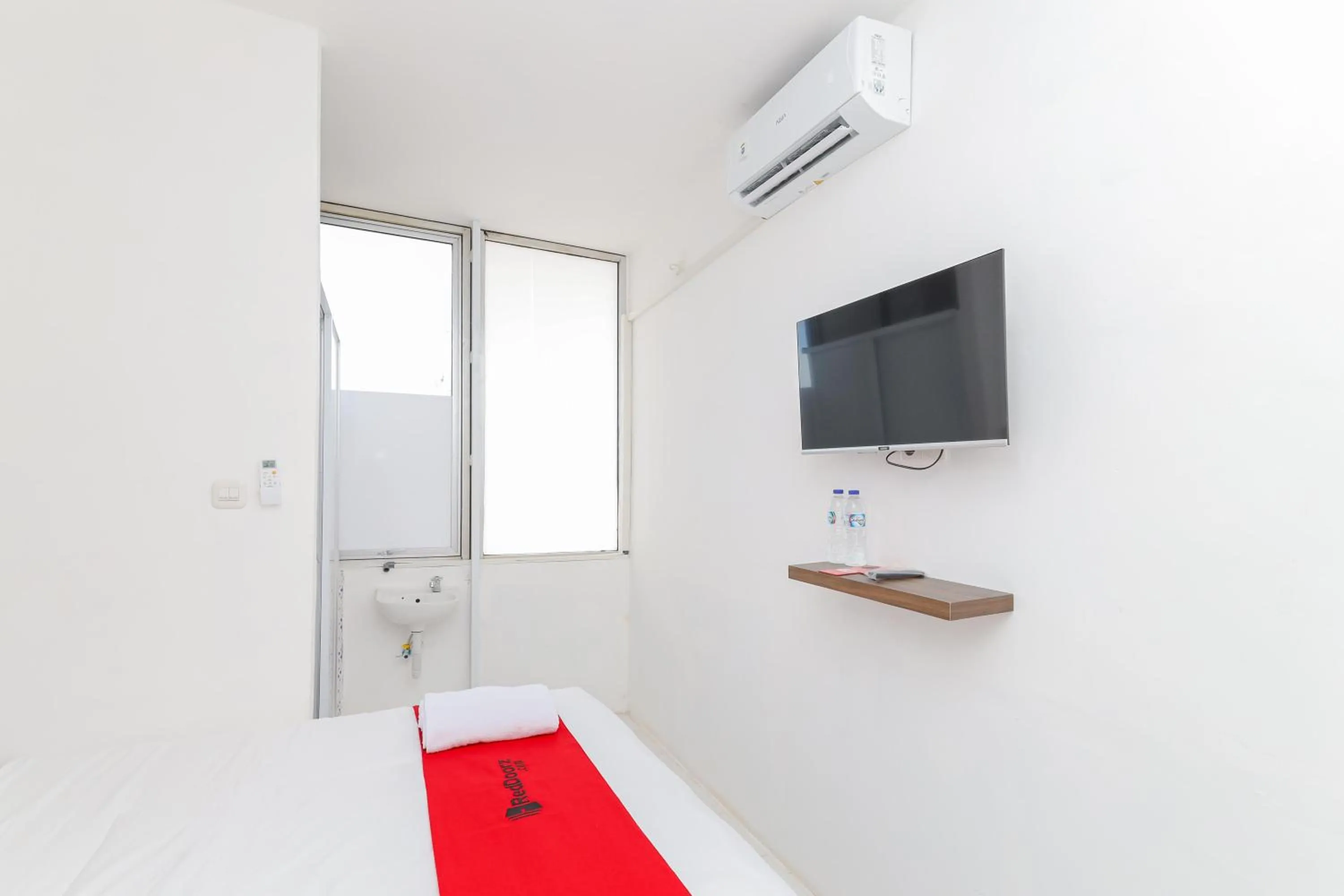 Bedroom, Bed in RedDoorz near Pasar Lama Serang