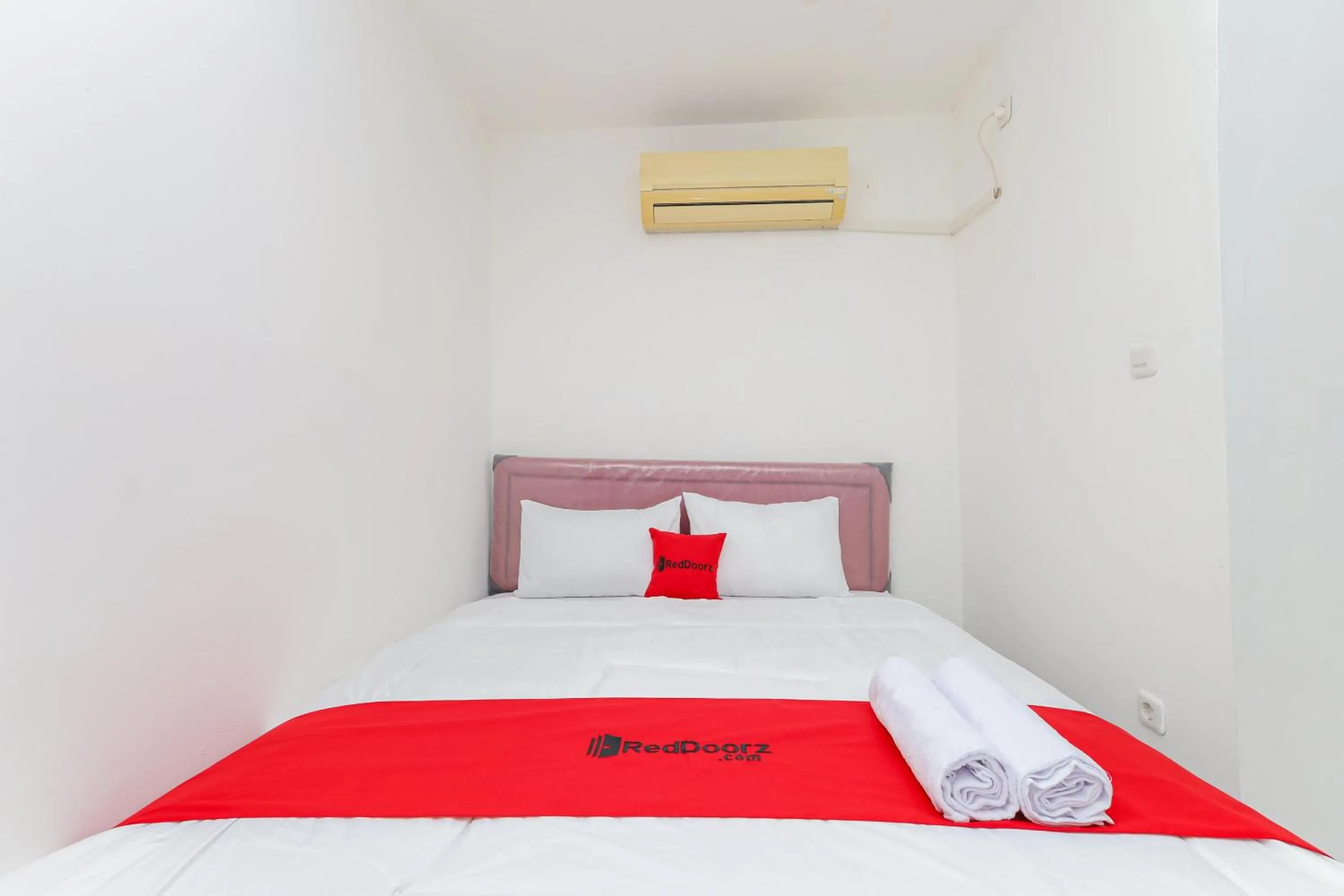 Bedroom, Bed in RedDoorz near Pasar Lama Serang