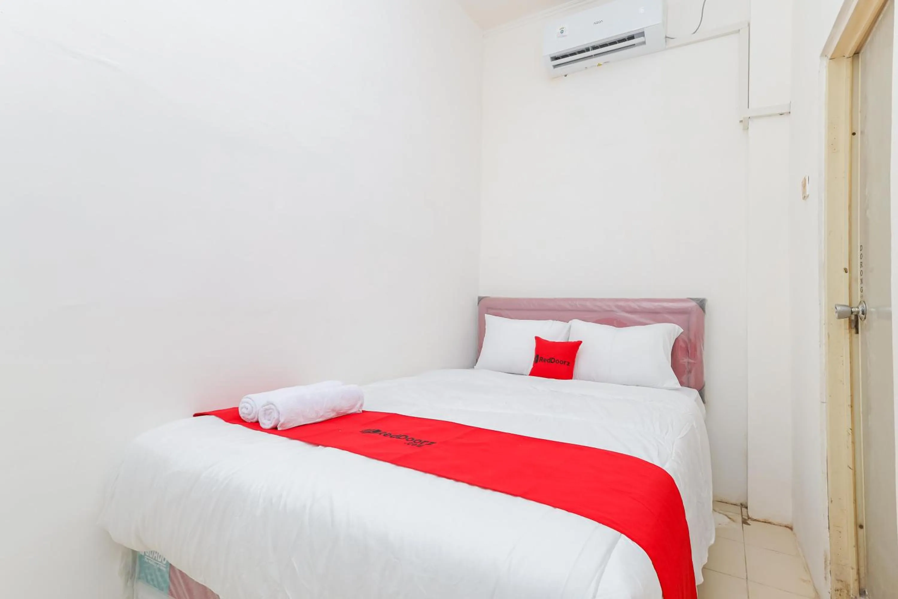 Bedroom, Bed in RedDoorz near Pasar Lama Serang