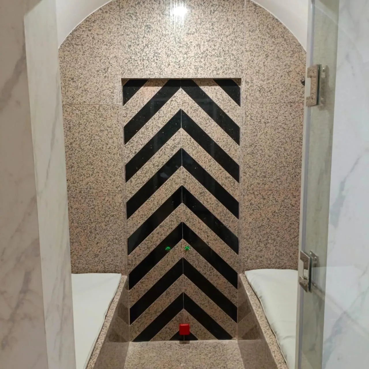 Steam room in Hôtel La Perla