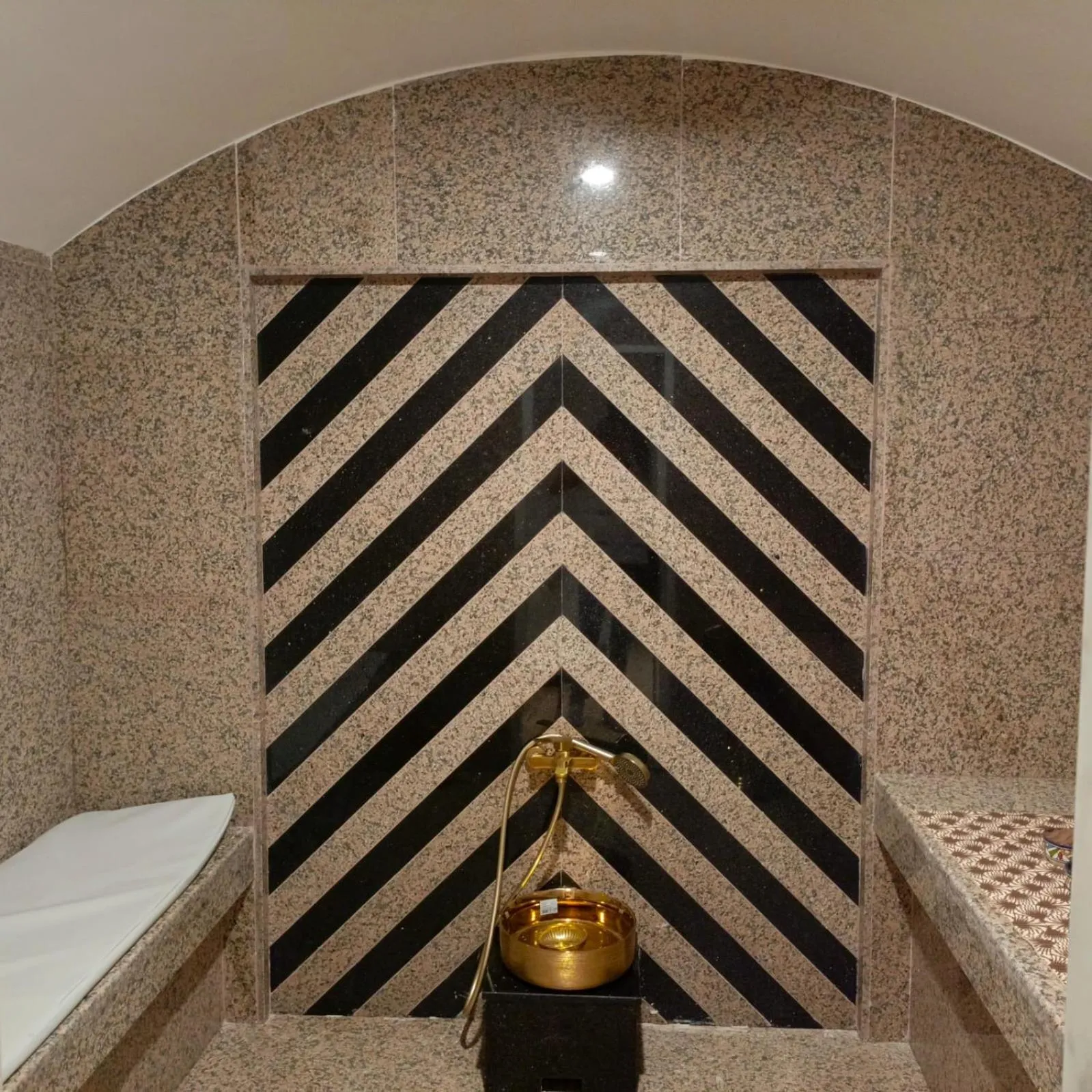 Steam room in Hôtel La Perla