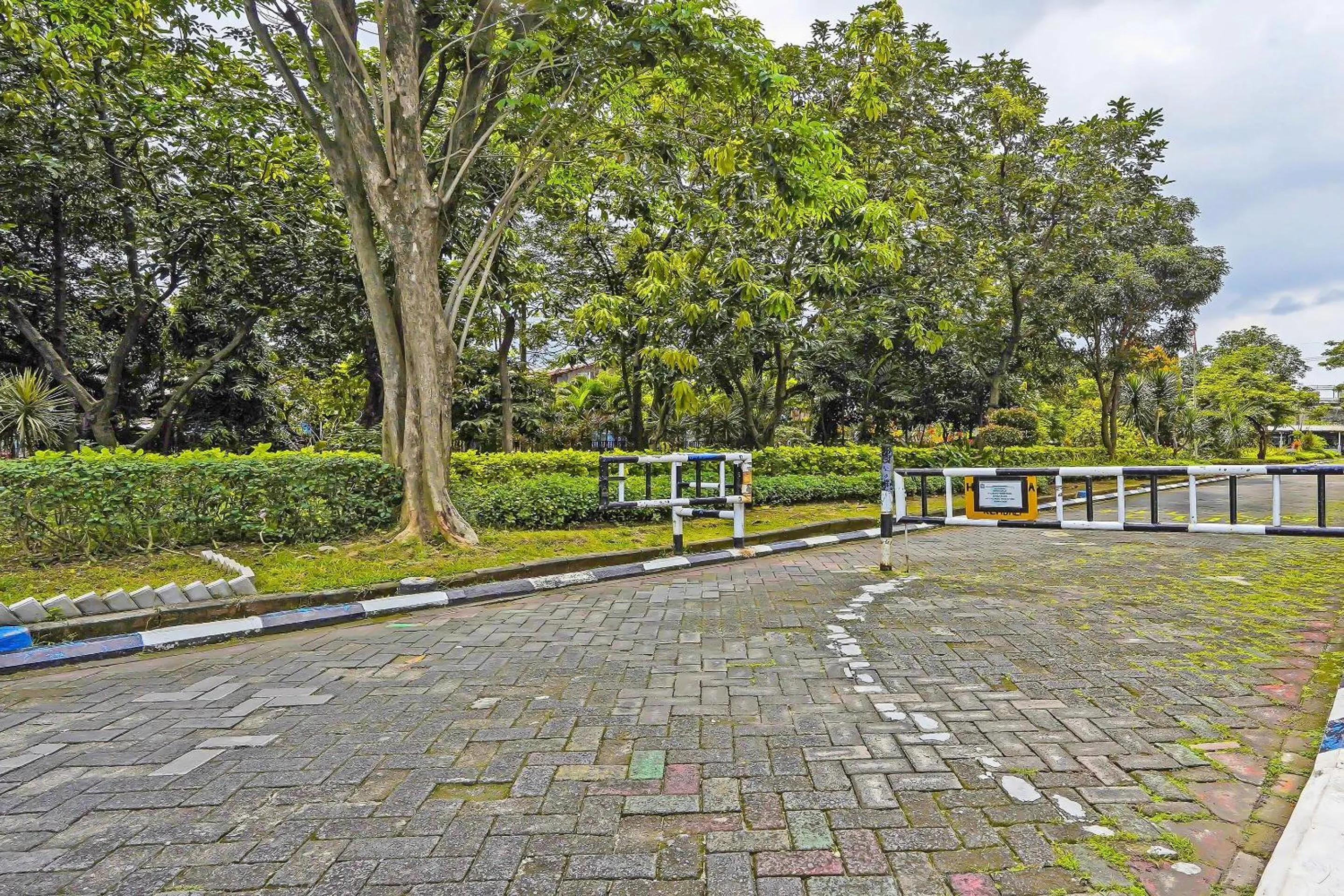 Facade/entrance in OYO Life 92474 Penginapan Rusunawa Ii