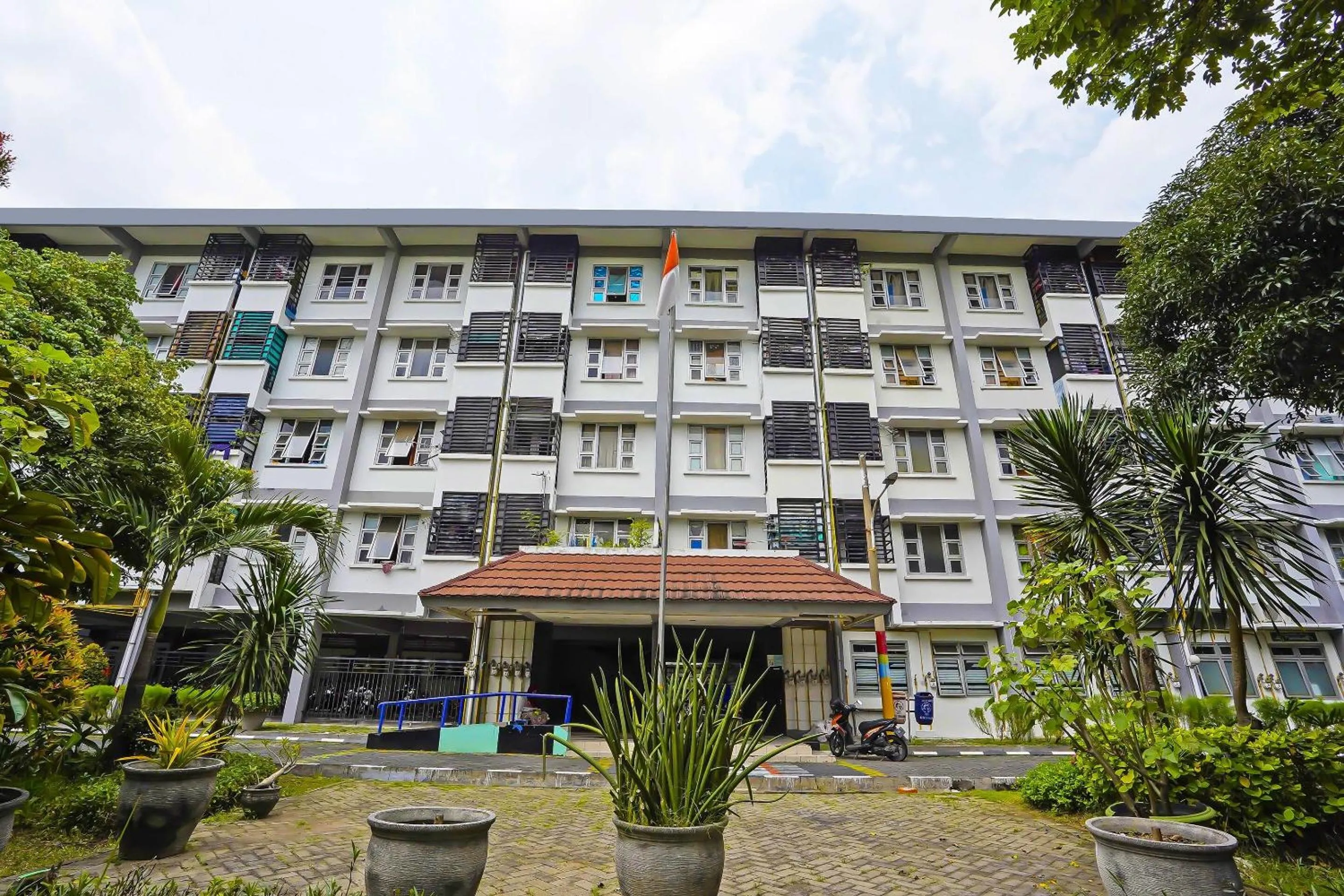 Facade/entrance in OYO Life 92474 Penginapan Rusunawa Ii