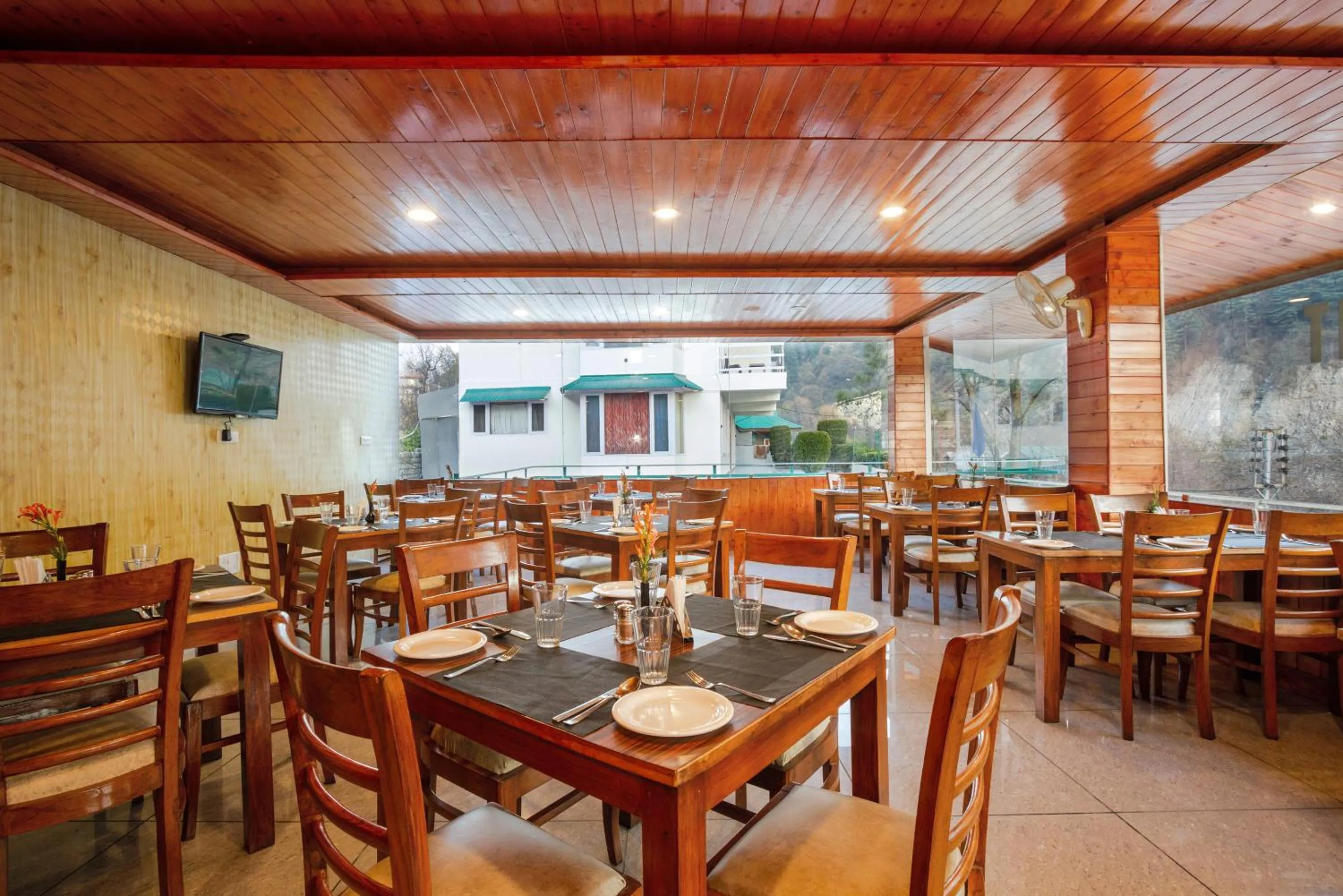 Restaurant/places to eat in Vaayu Resorts And Spa