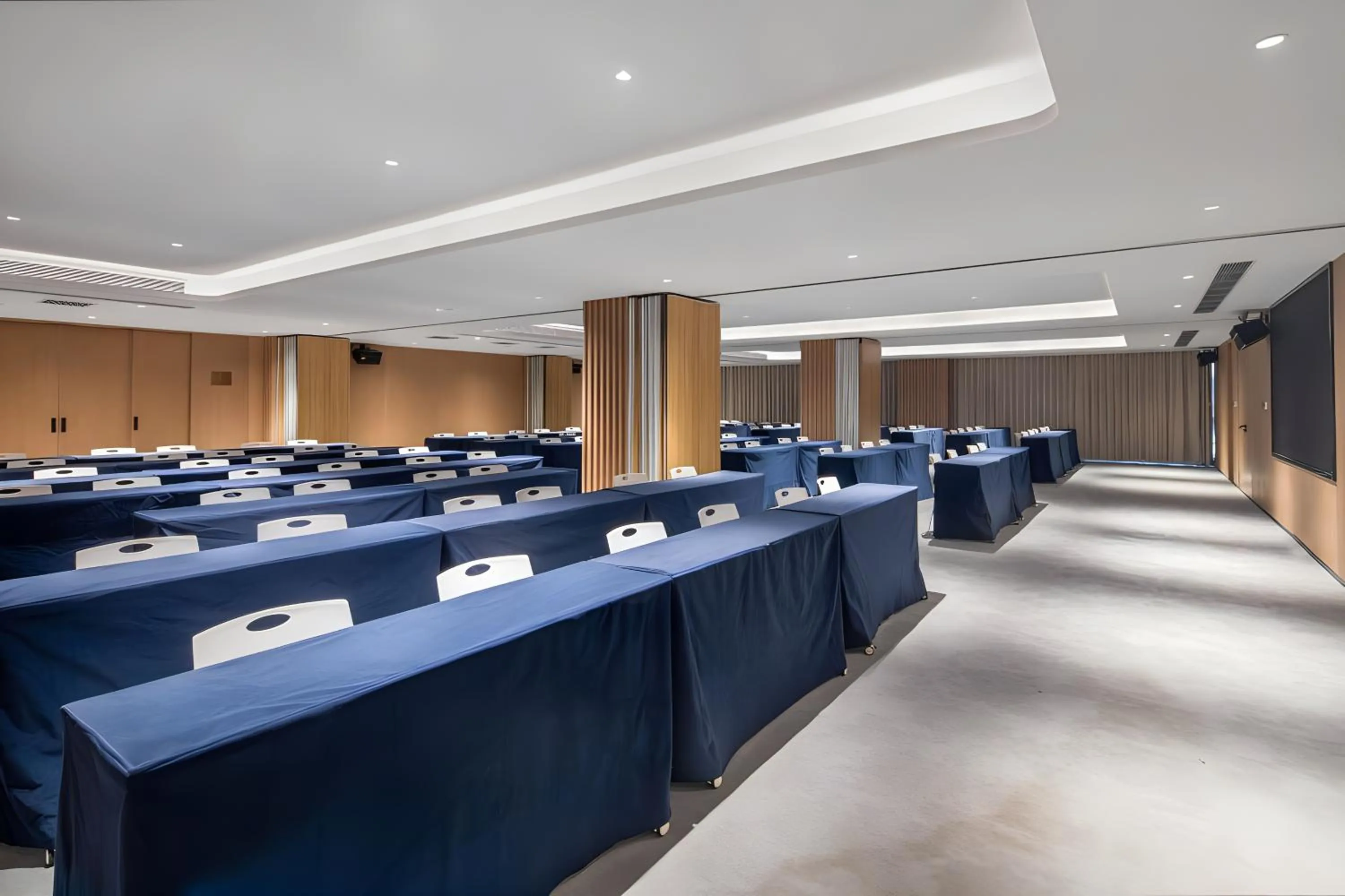 Meeting/conference room in GINCO Hotel Guangzhou Baiyun Airport-24 Hour Airport Pick-up and Drop-off Service