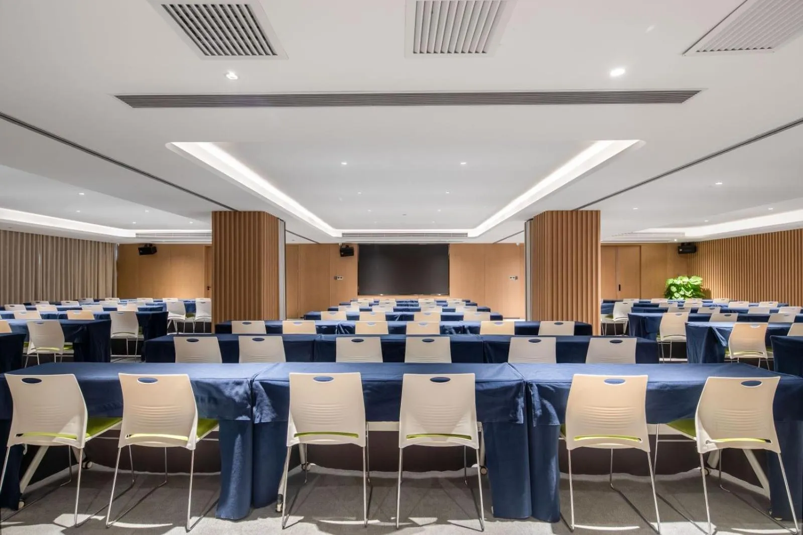 TV and multimedia in GINCO Hotel Guangzhou Baiyun Airport-24 Hour Airport Pick-up and Drop-off Service