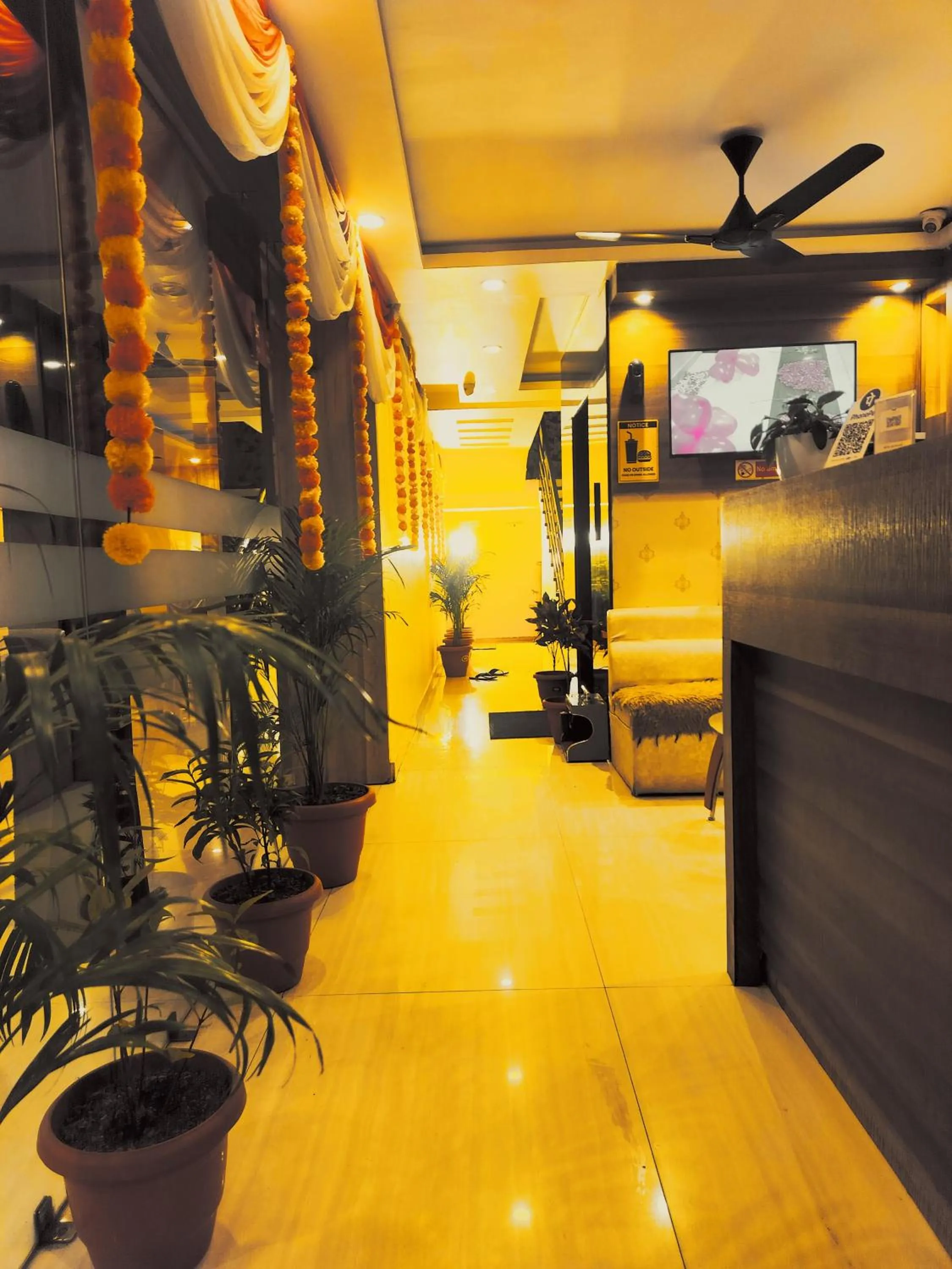 Lobby or reception in HOTEL R K PALACE Bhopal