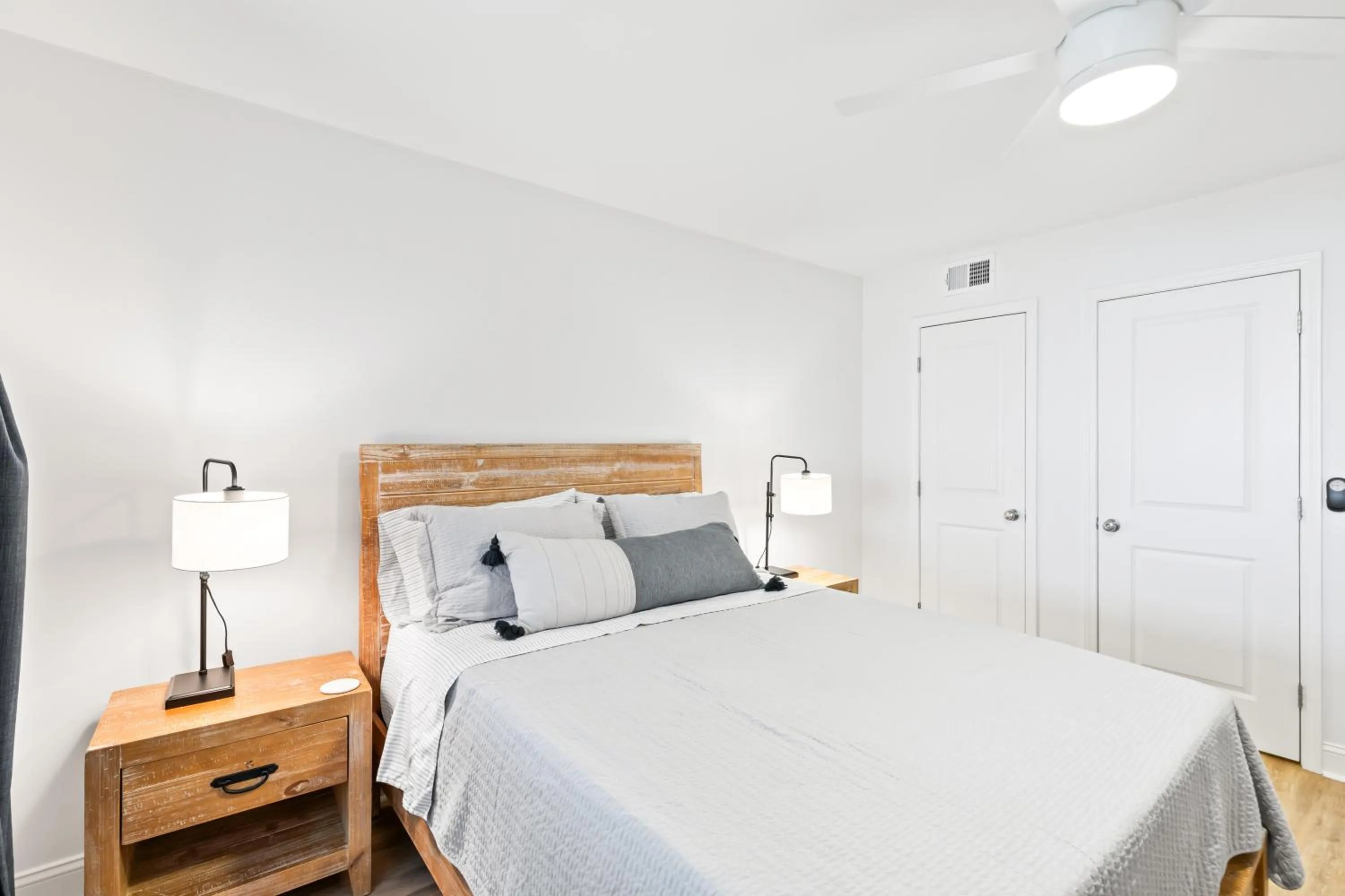 Bedroom, Bed in Mariner's Walk 12E - Modern Oceanfront Villa