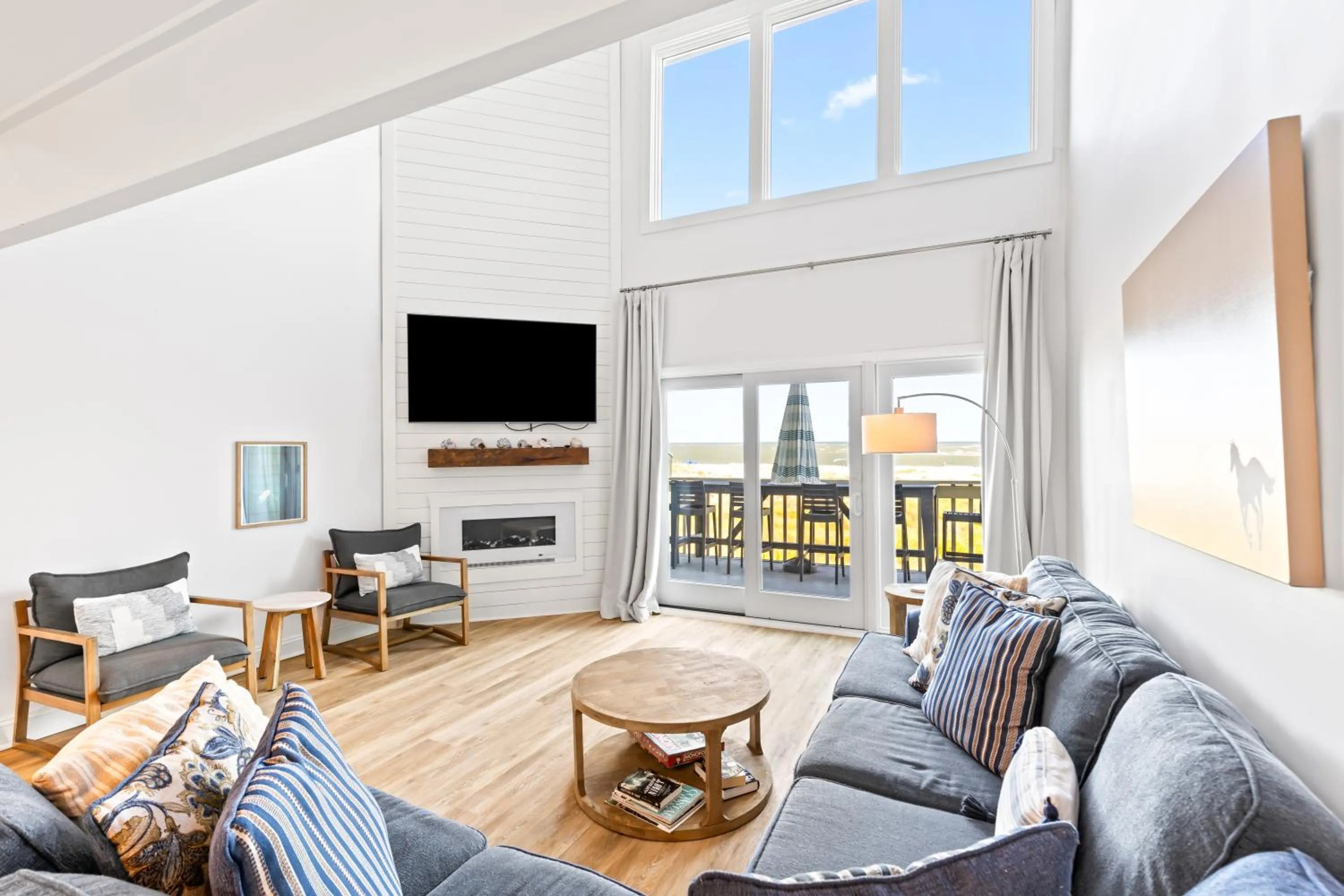 Living room in Mariner's Walk 12E - Modern Oceanfront Villa