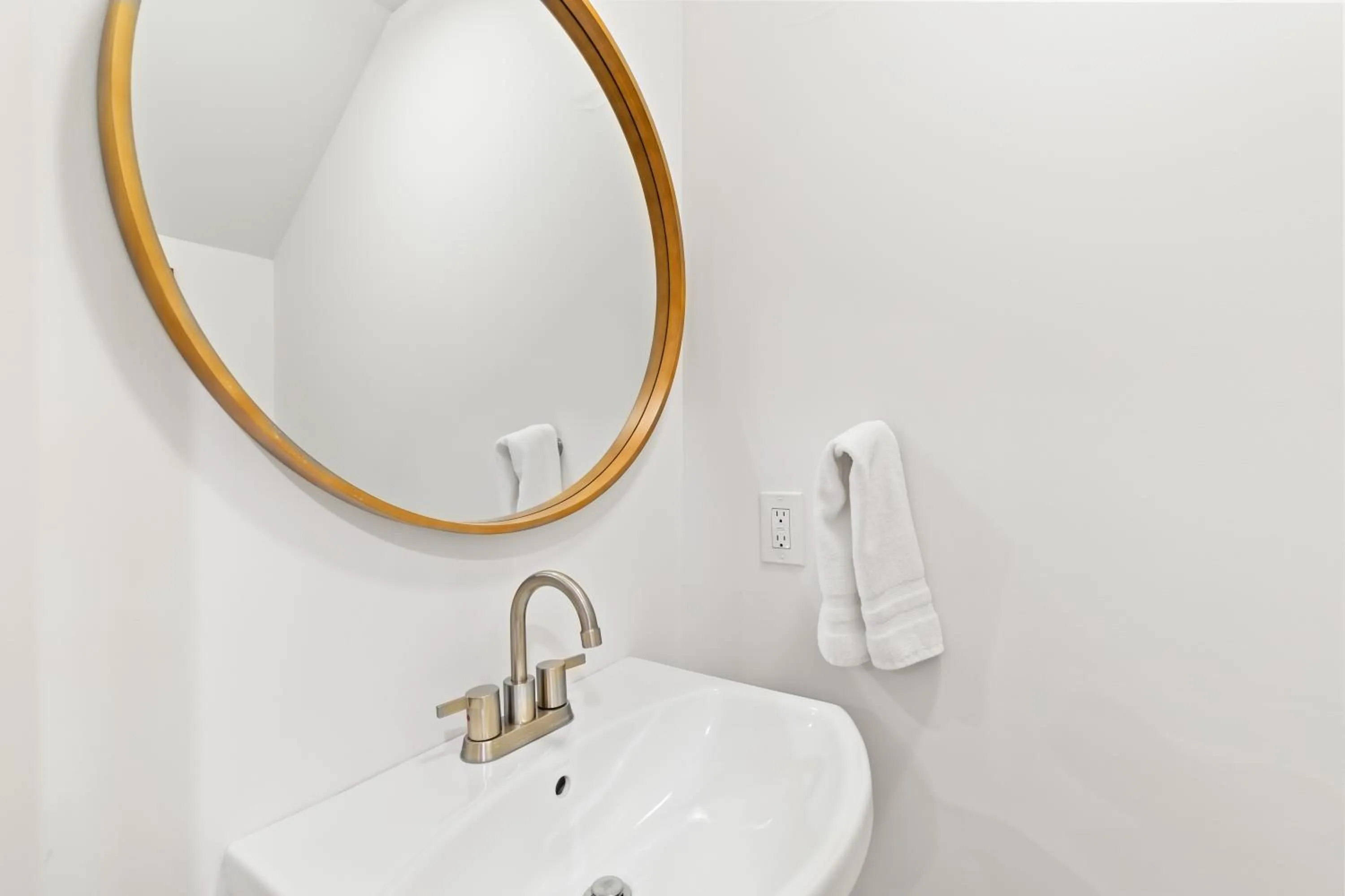 Bathroom in Mariner's Walk 12E - Modern Oceanfront Villa