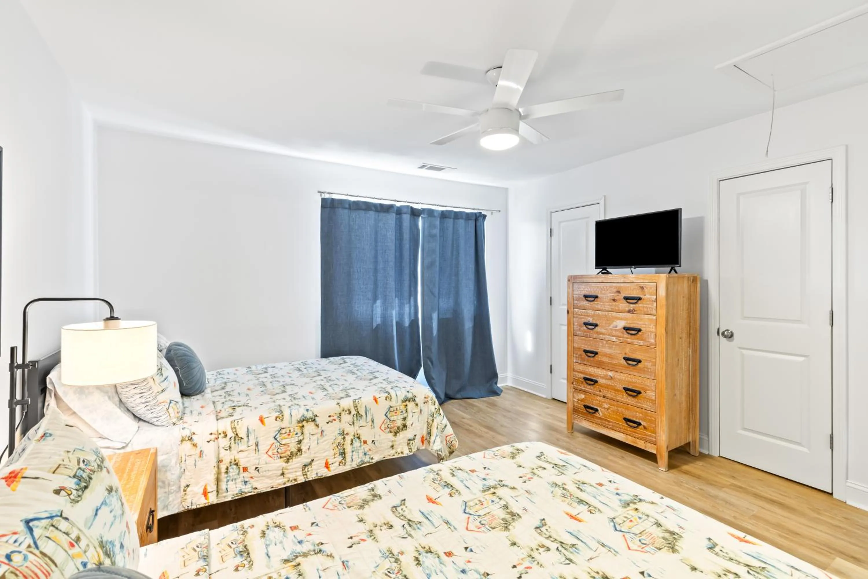Bedroom, Bed in Mariner's Walk 12E - Modern Oceanfront Villa